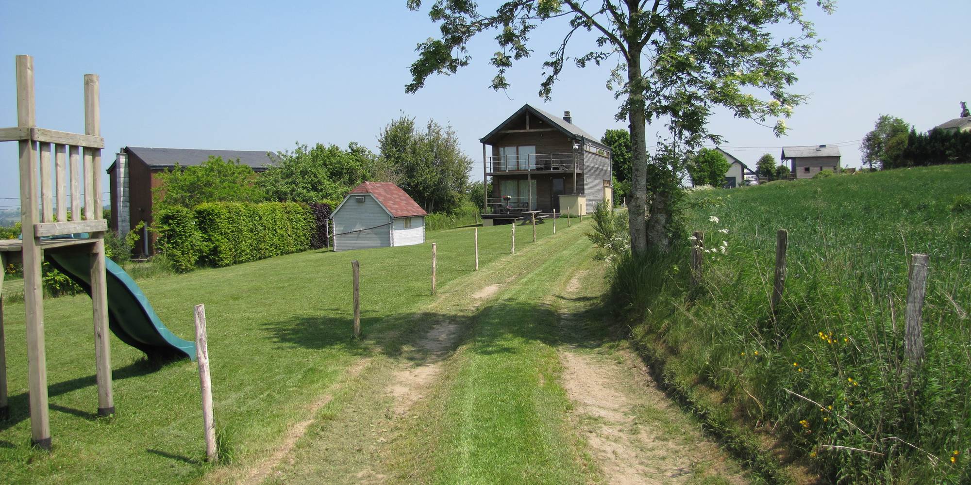 maison vue arrière de loin du jardin et jardin d'enfants-presta