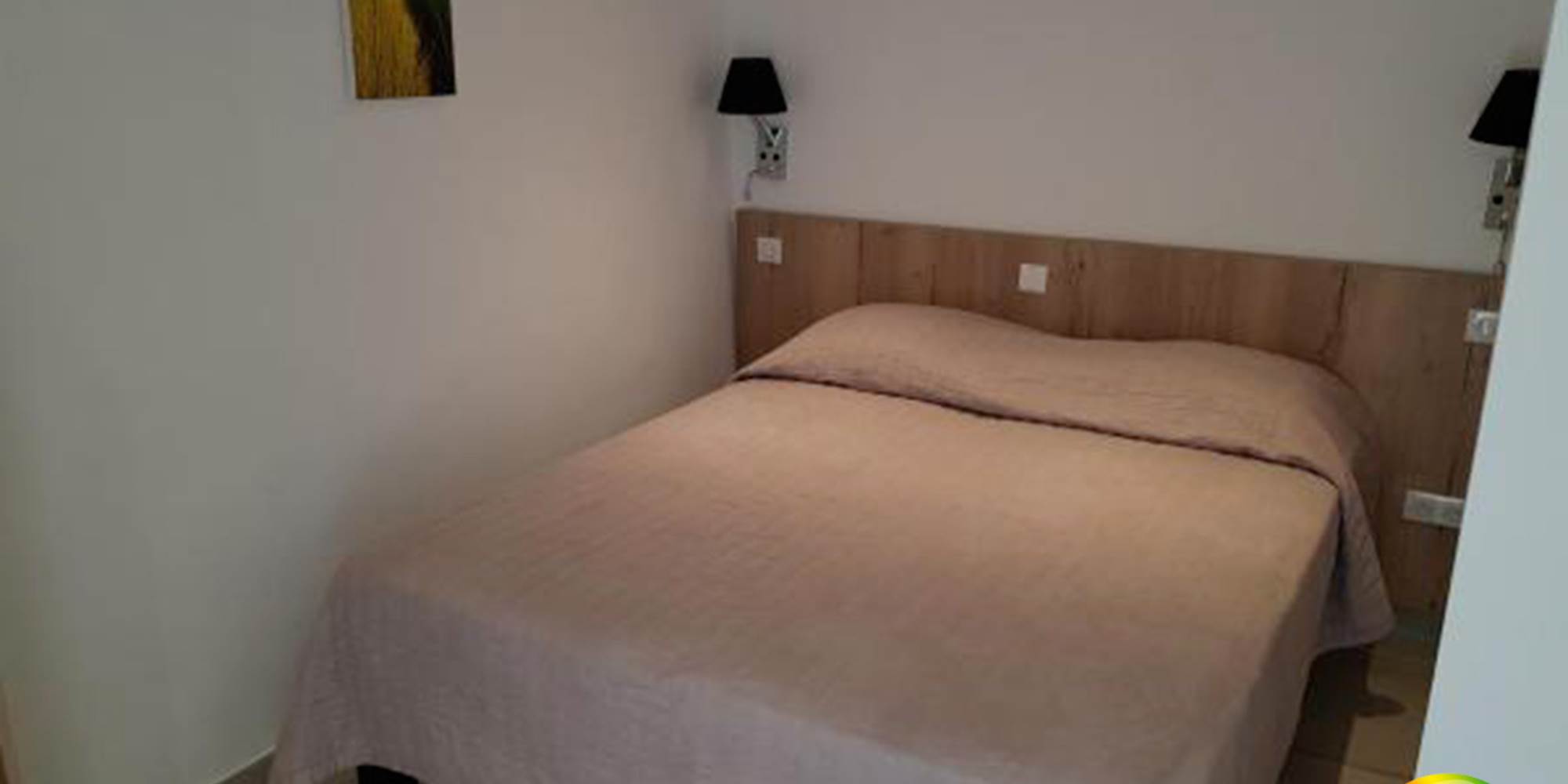 chambre-privee-chez-l-habitant-rue-st-dominique-vue-sur-rue-l-escale-bonifacio-gay-friendly
