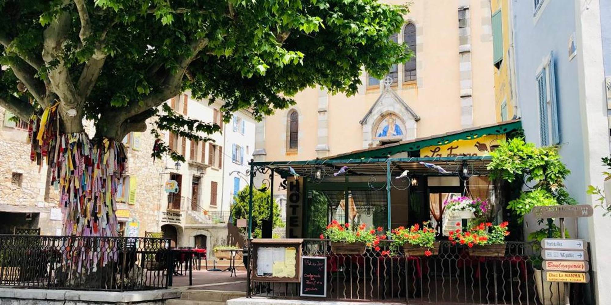 Hôtel Restaurant La Forge vue de la place Marcel Sauvaire