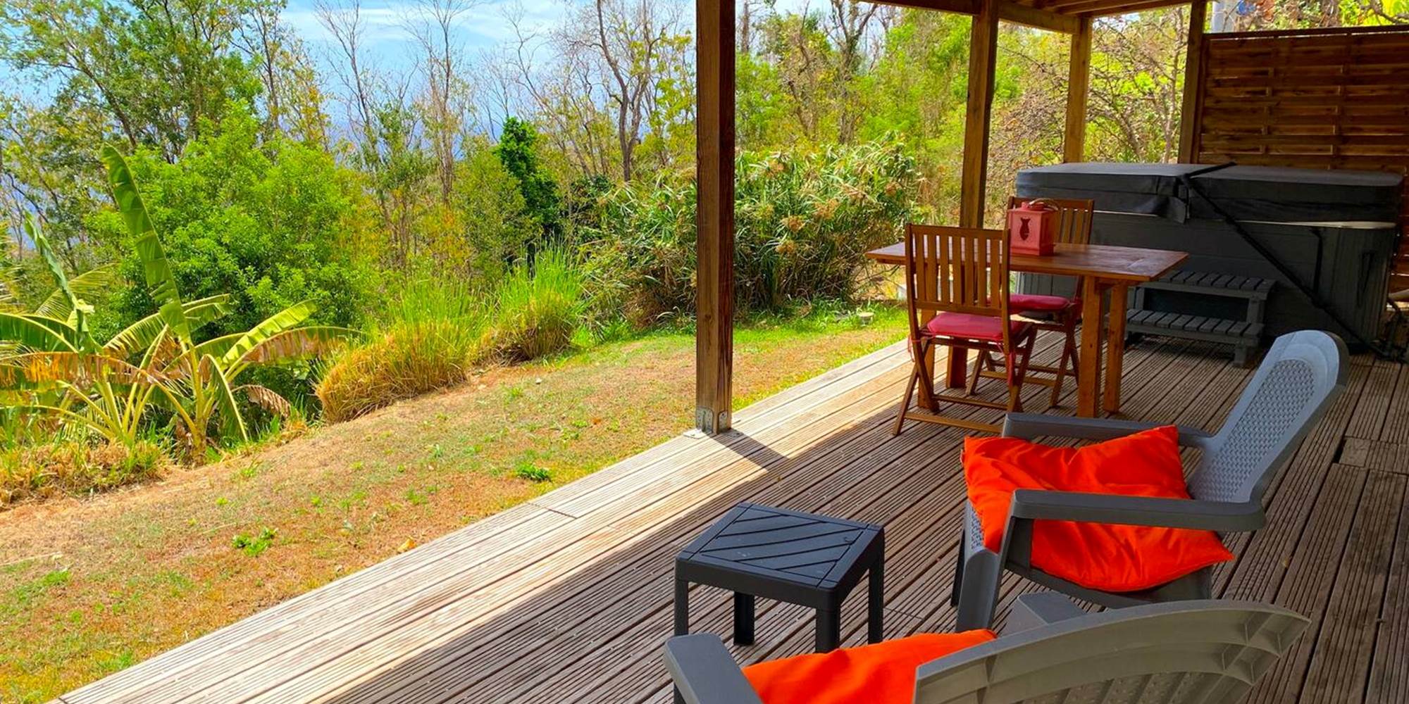 Terrasse couverte avec espace détente et vue sur le jardin