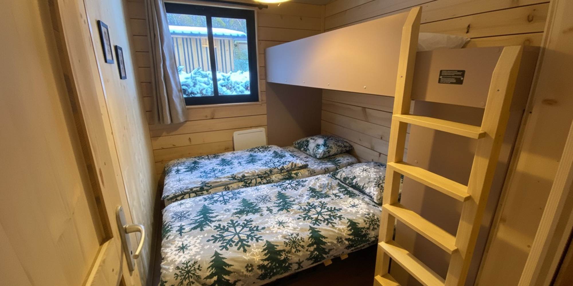 Chambre avec deux lits simple et un lit à étage