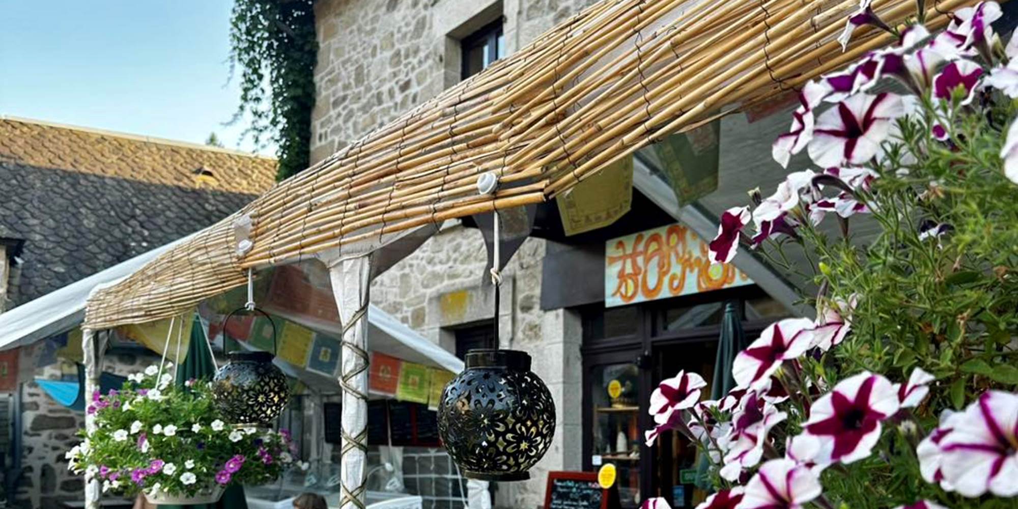Notre Restaurant/Bar/Salon-de-Thé/Boutique "Harmonie du Monde" juste à côté, face à l'église. Ouvert au public d'Avril à Octobre : Week-ends et Vacances scolaires. En Juin et Septembre : tous les jours sauf mercredi, en Juillet-Août : 7 jours/7. Boutique ouverte sur Rendez-vous, tout le reste de l'année.