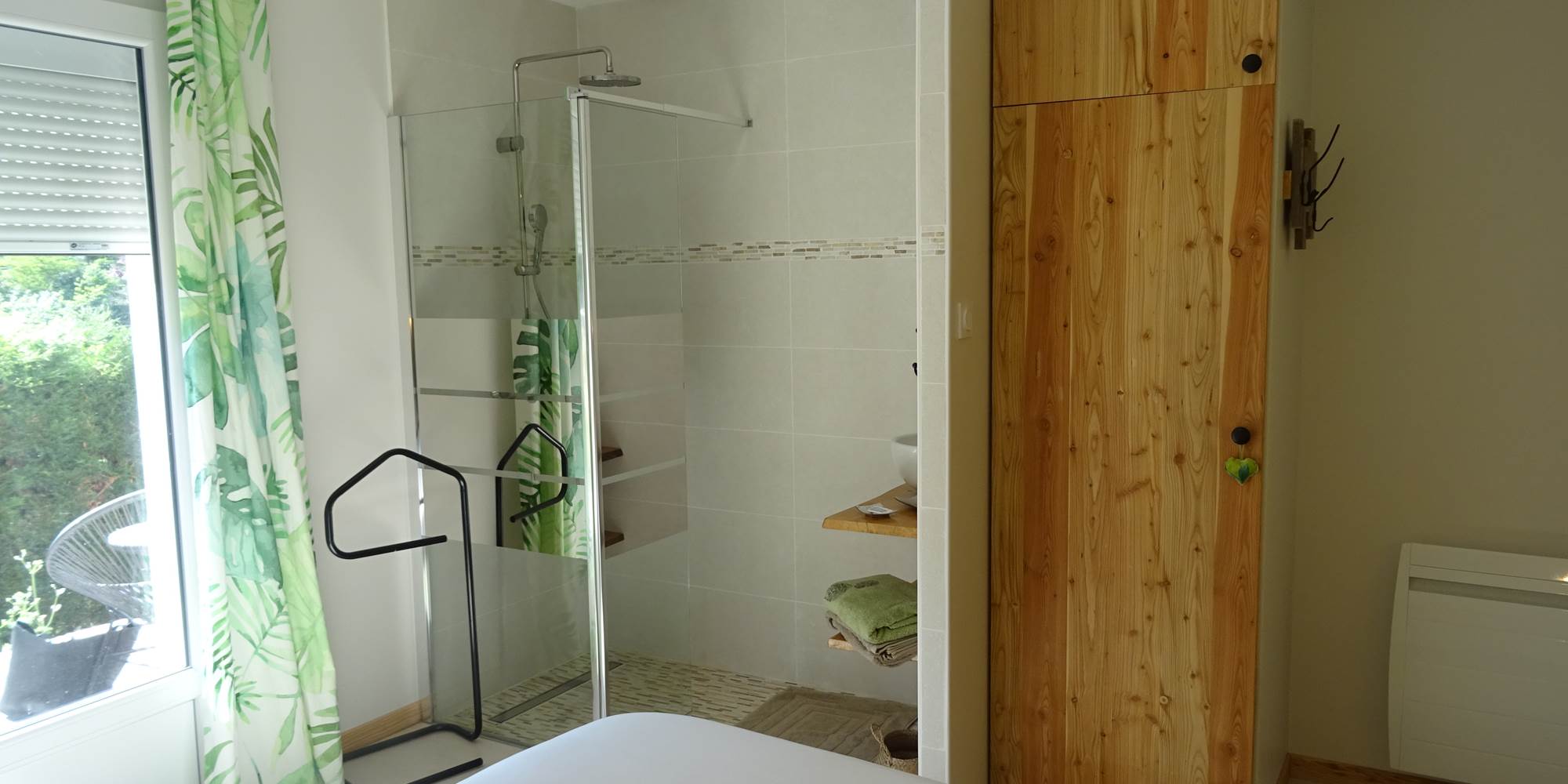 Douche et vasque dans la chambre