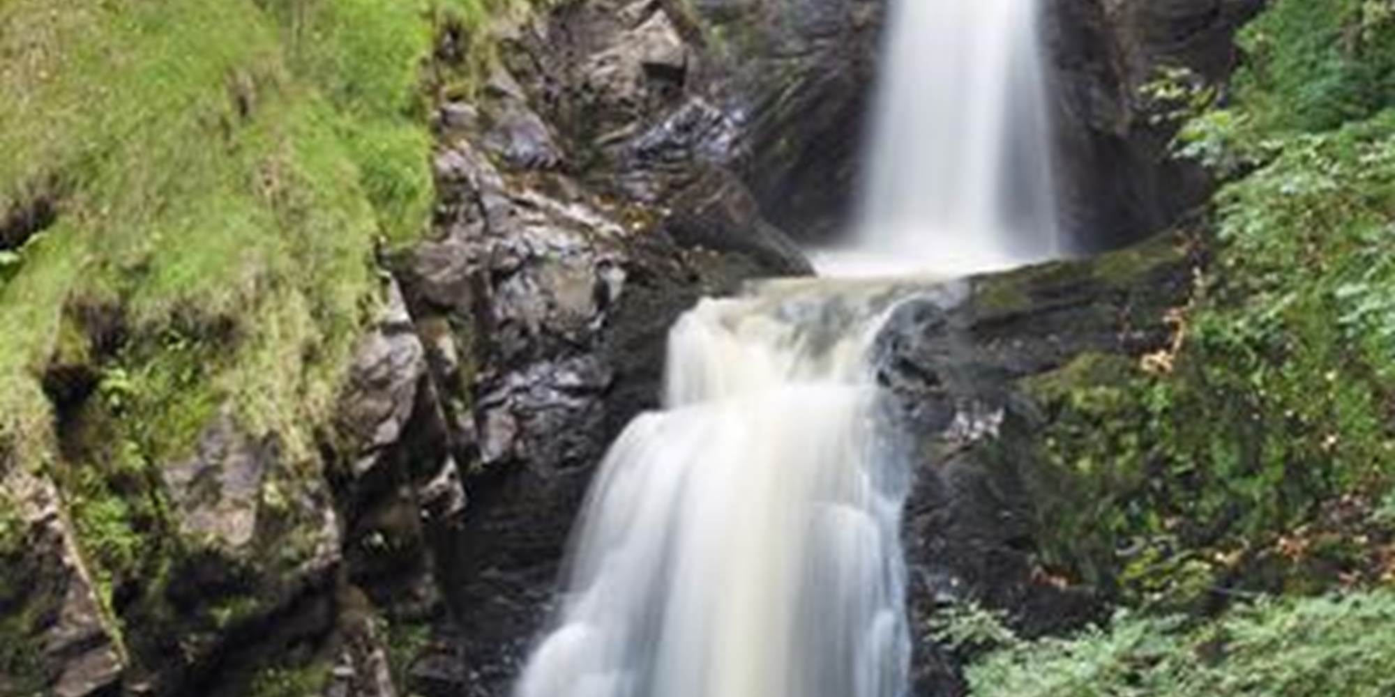 Cascade "Le grand Saut", 45 mètres de haut, dans le Parc situé au pied de nos Gîtes "Le Chant des Sources" à Gimel-les-Cascades (19).