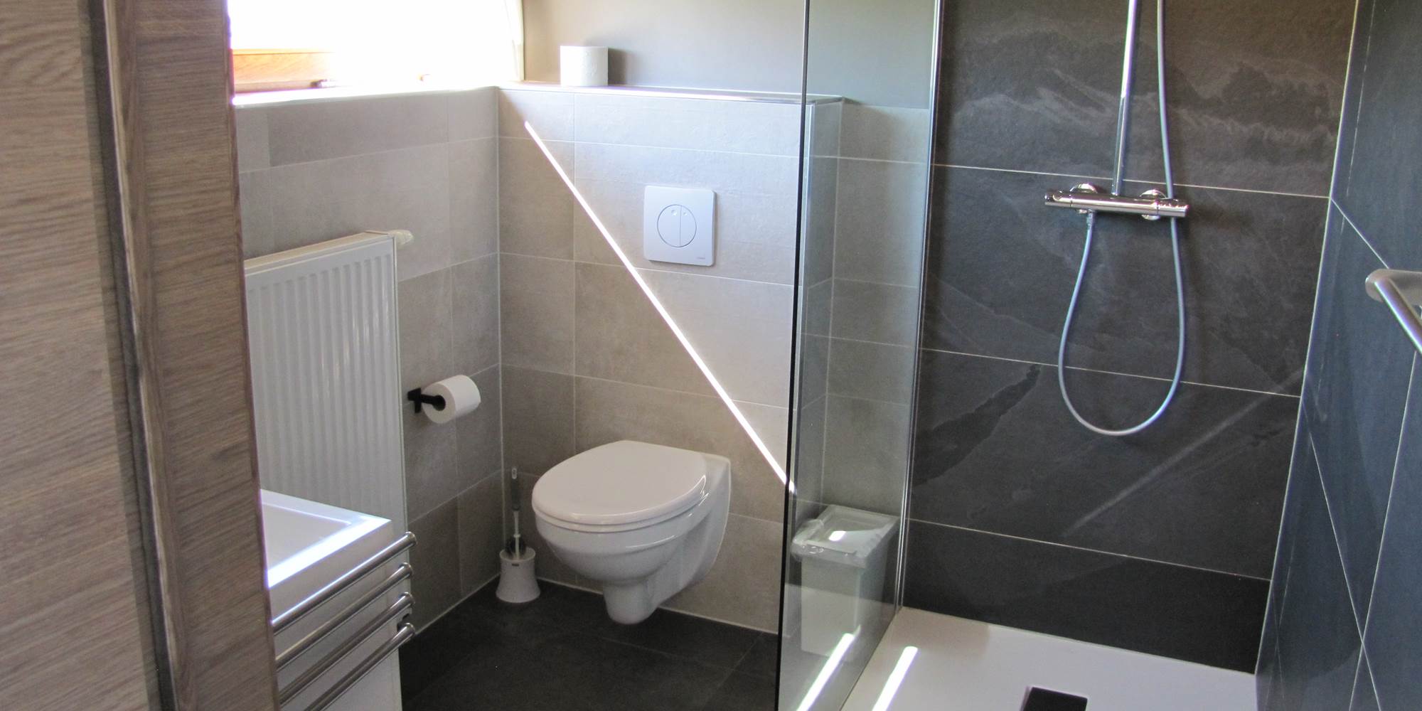 Salle de bain avec douche, lavabo et WC-presta