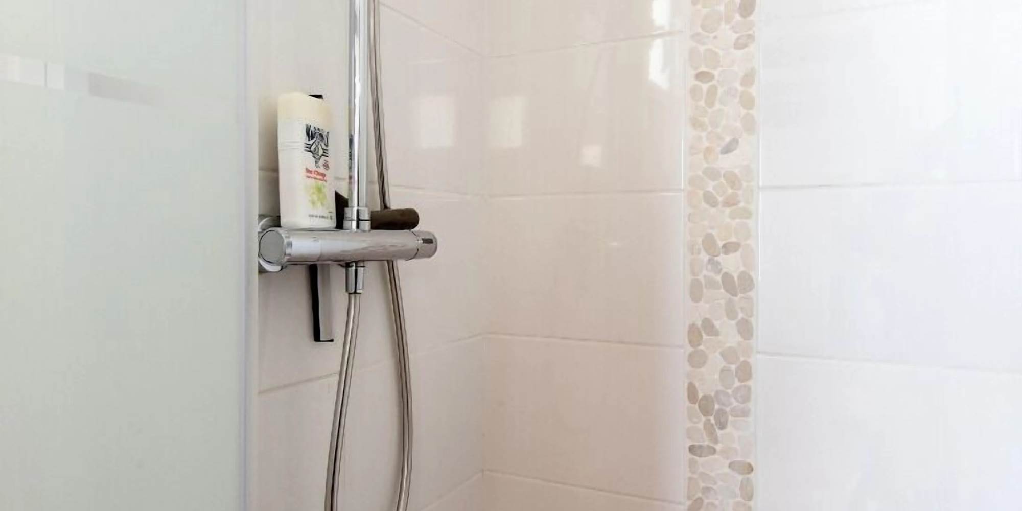 Douche éclairage naturel avec fenêtre oscillo battant