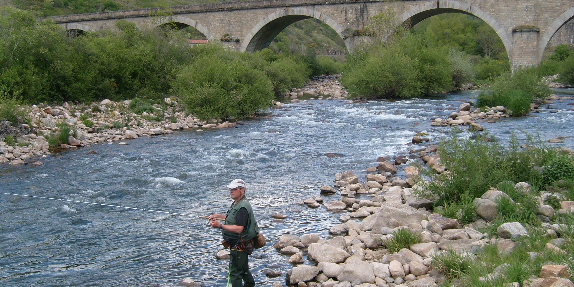 Pêche à la truite sur l'Allier au bord du camping