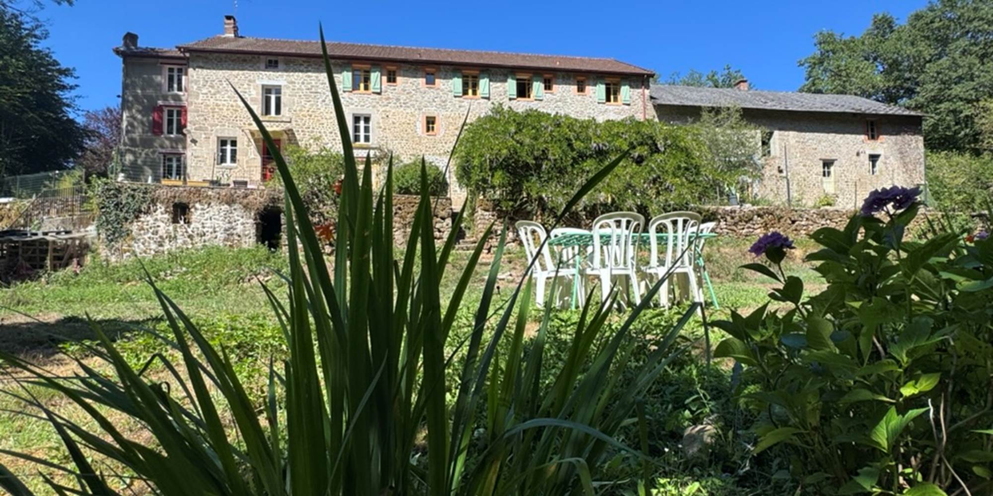 Le bâtiment et sa pièce d'herbe