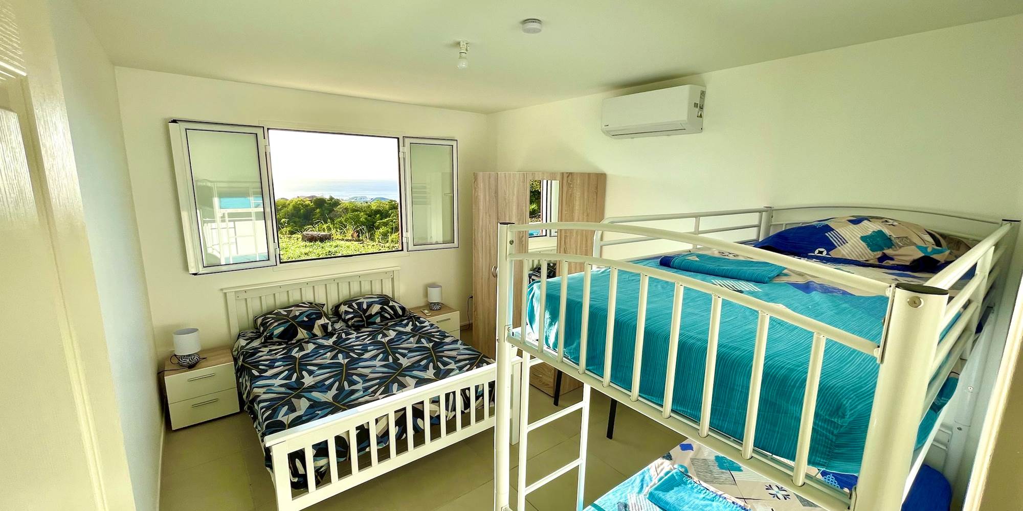 Chambre 3 avec lit 140 x 190 + 2 lits superposés