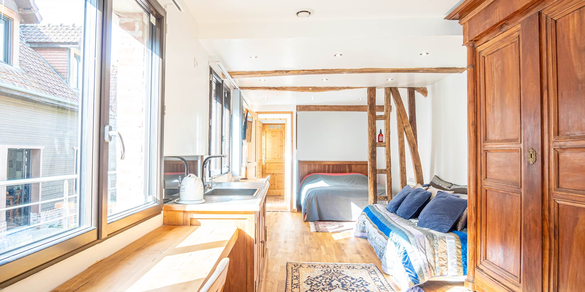 Les tables de travail du studio