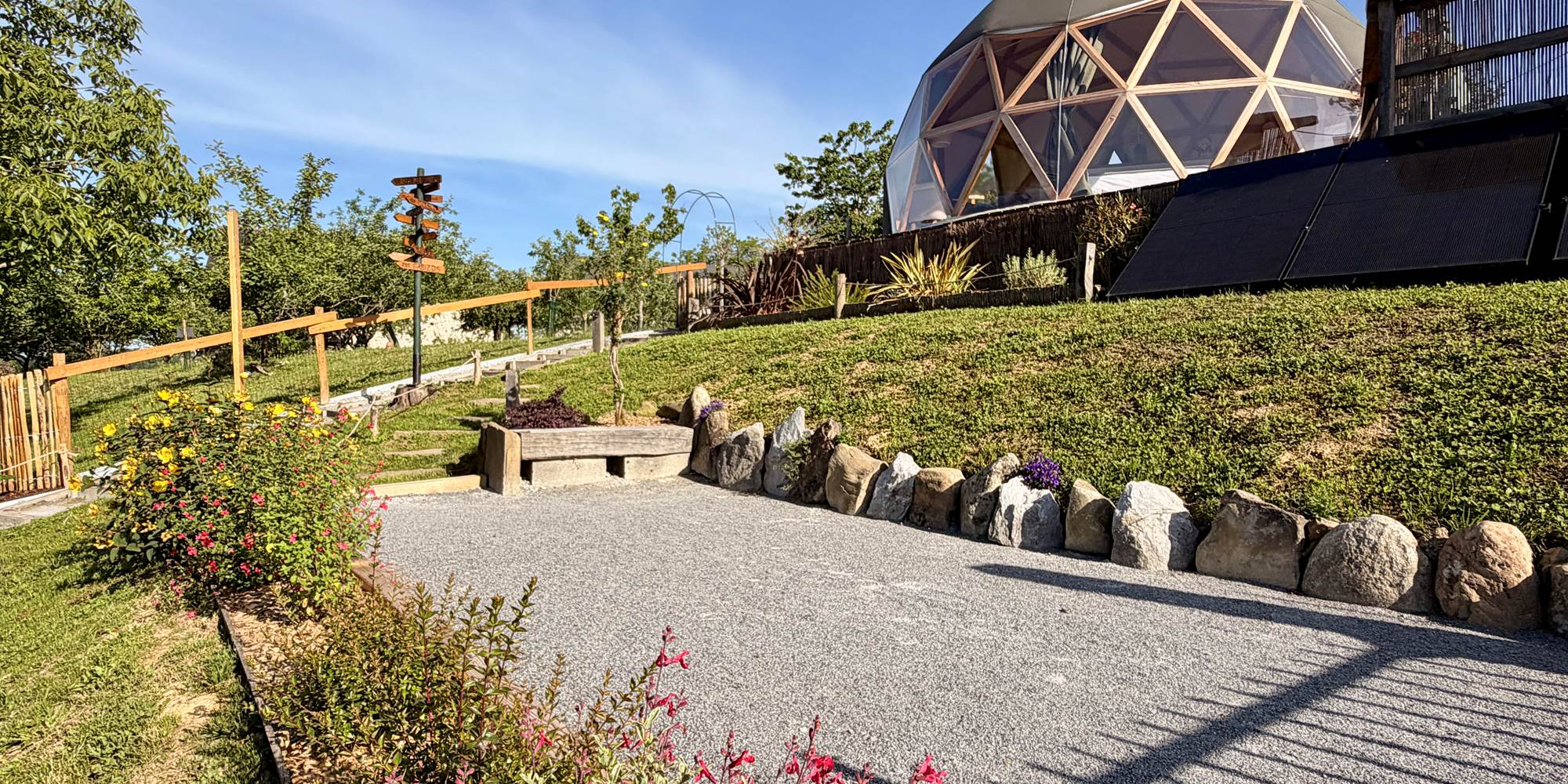 Le boulodrome pour des parties de pétanque ou Mölkky