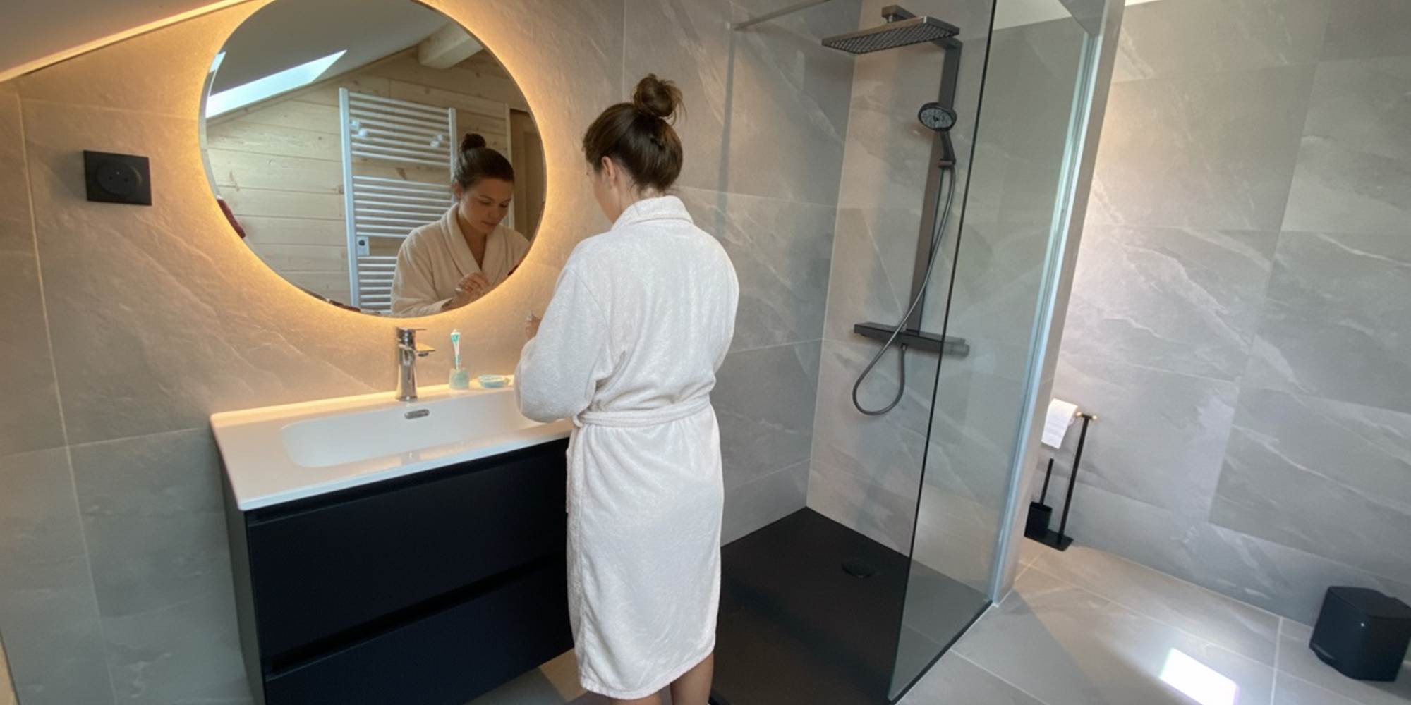 Salle de bain à l'étage avec douche italienne et WC
