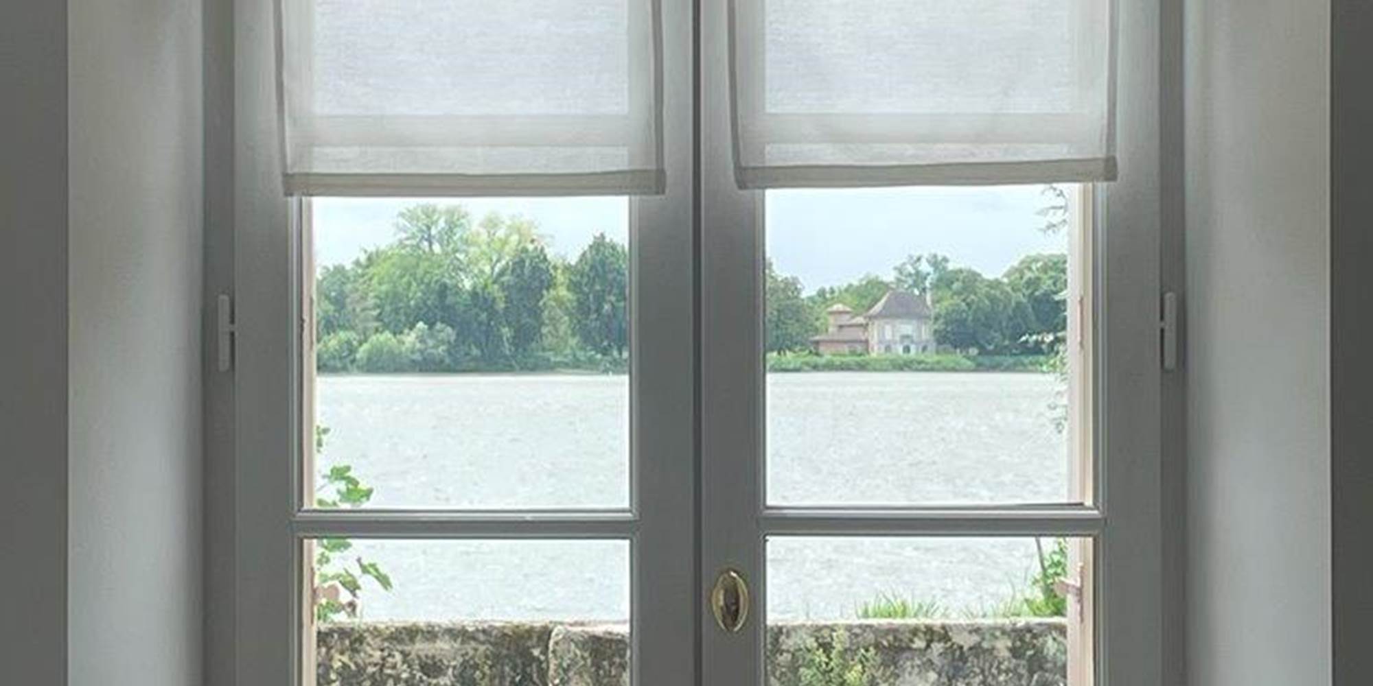 Chambre lit double, rez de chaussée, suite familiale, chambres luxe, salle de bain privative, baignoire, vue jardin, vignoble, chambres d'hôtes