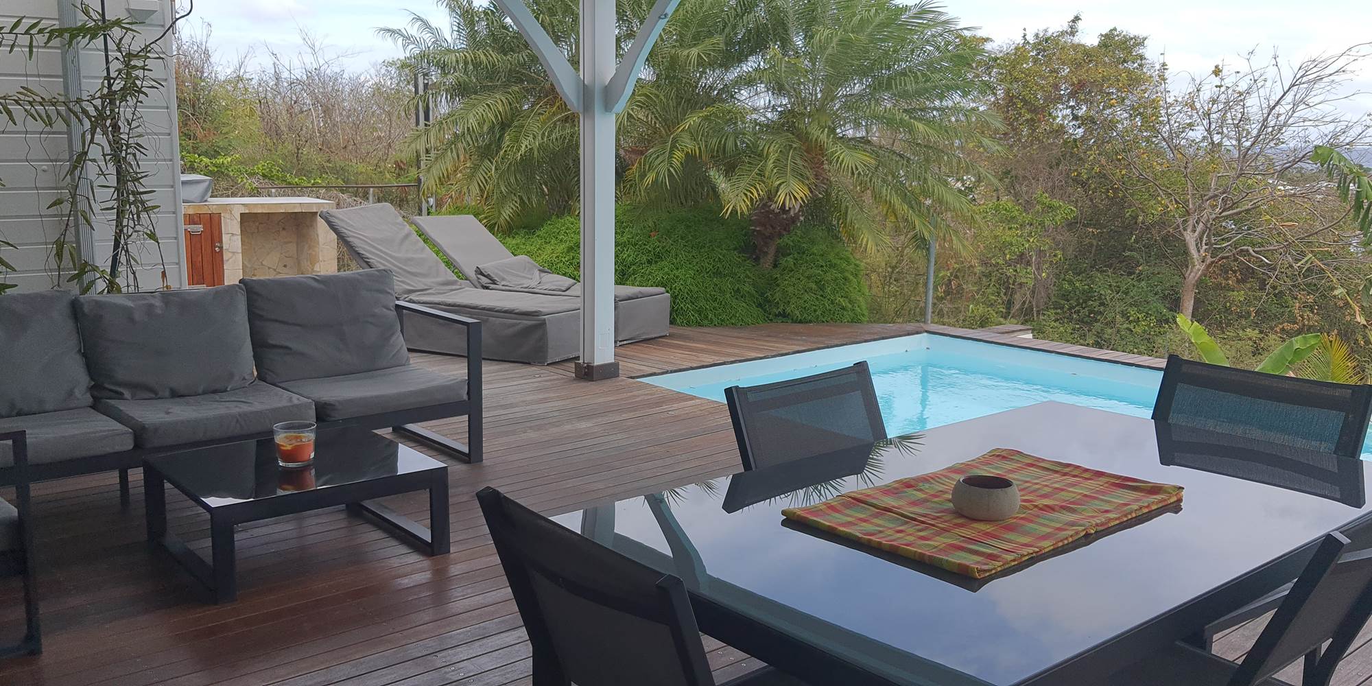 Terrasse extérieure avec coin repas et salon