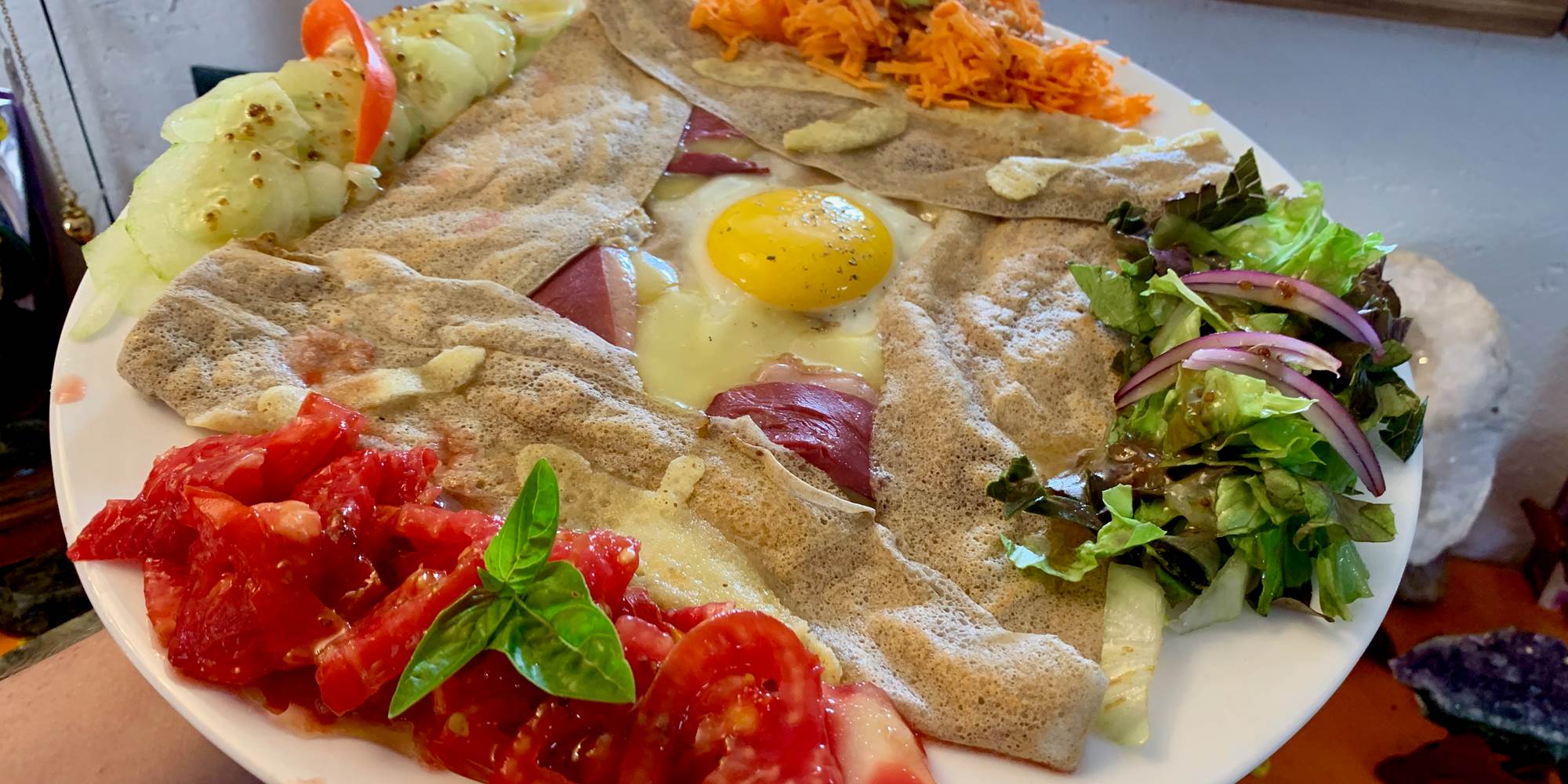 Spécialité locale : Tourtou (Galette de blé noir traditionnelle) à composer, ici Magret de Canard fumé Tomme de Vache, Oeufs et autres ingrédients supérieurs bio, Crudités du Maraîcher et Figue fraîche bio Corrèze.