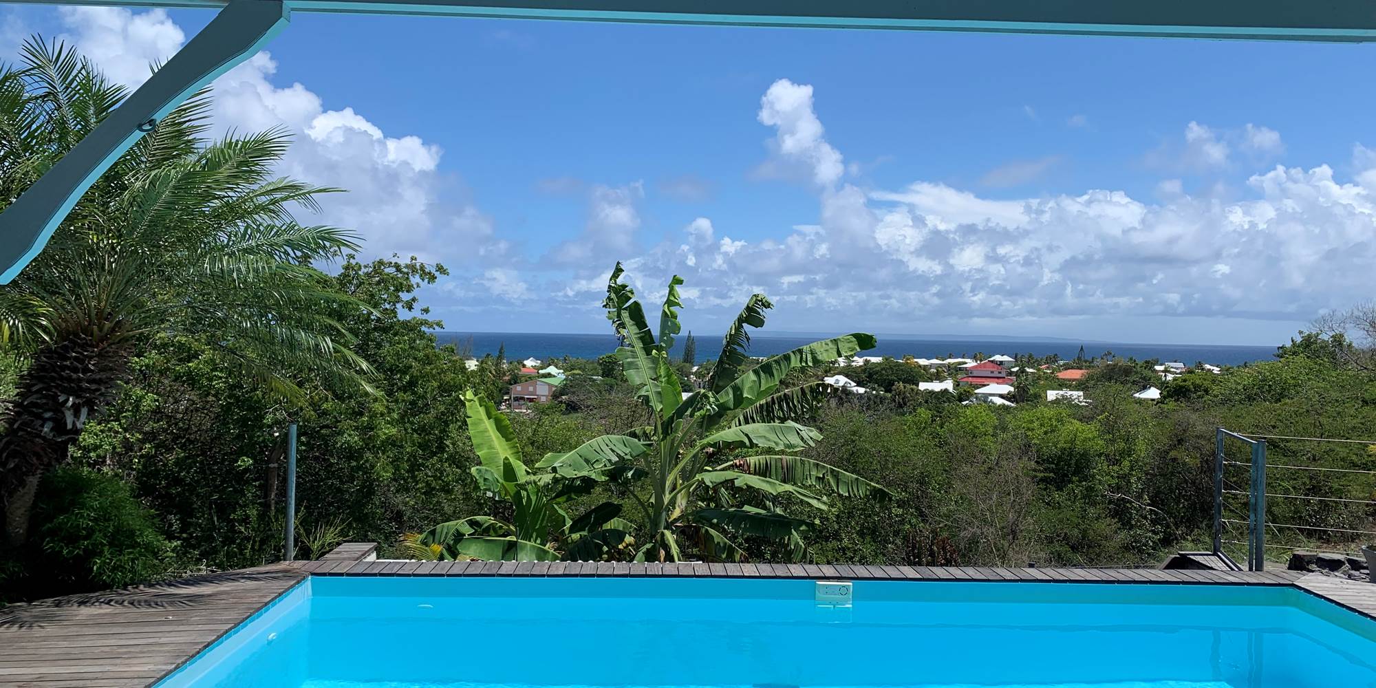 Piscine vue mer et végétation tropicale