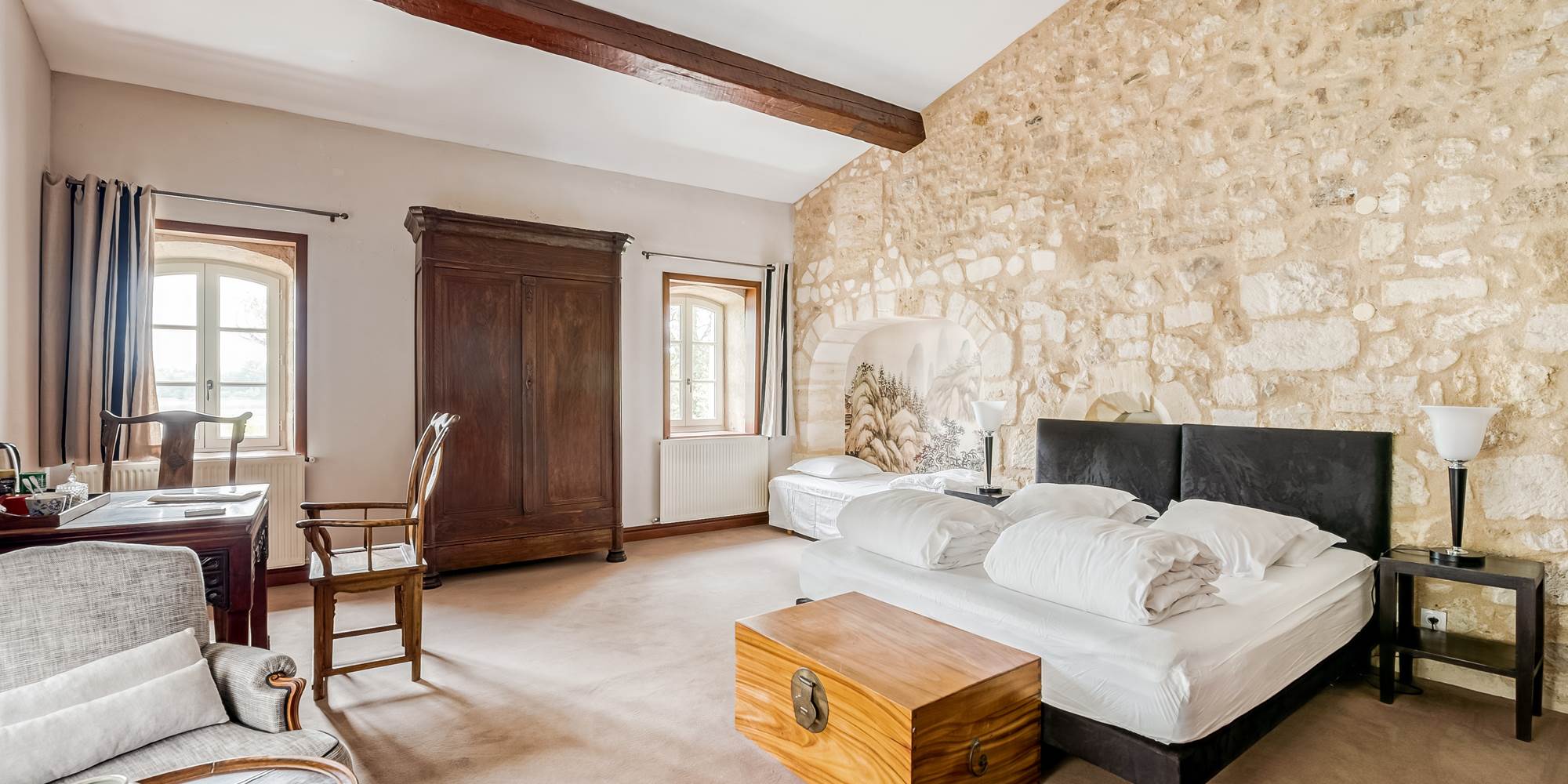 Chambre lit double, rez de chaussée, chambre luxe, chambre familiale, salle de bain privative, vue jardin et rivière, vignoble, chambres d'hôtes