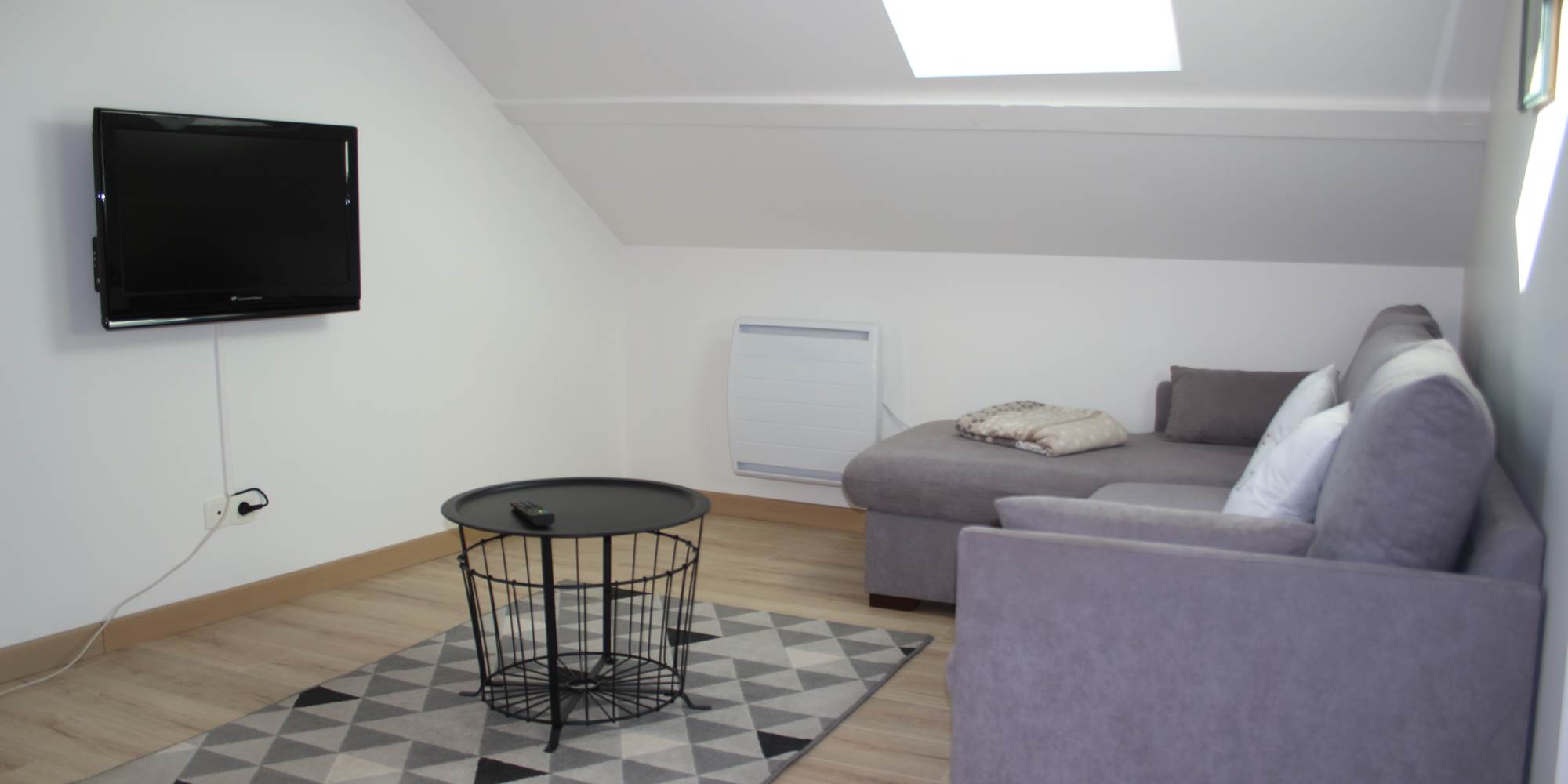 Gîte du canal : loggia avec banquette convertible
