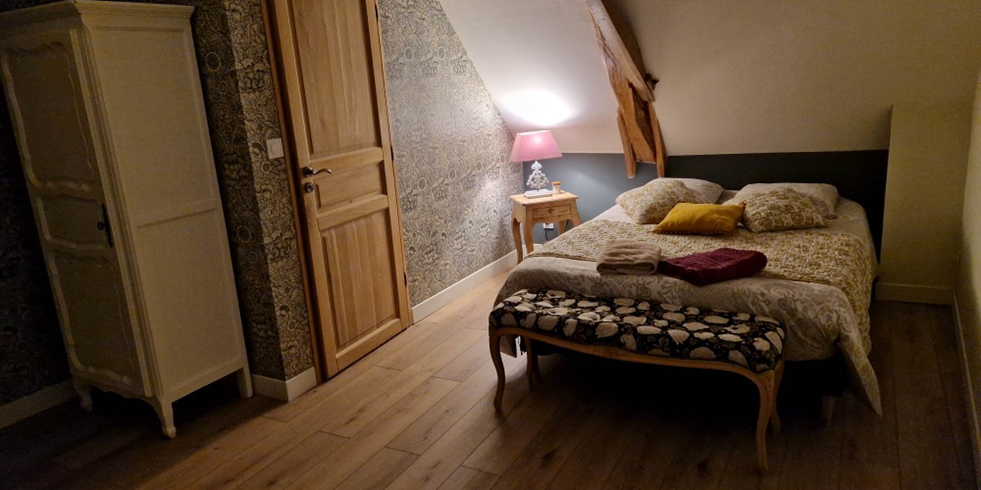 Chambre Jeanne d’Arc du gîte en Touraine, décoration et ambiance raffinée