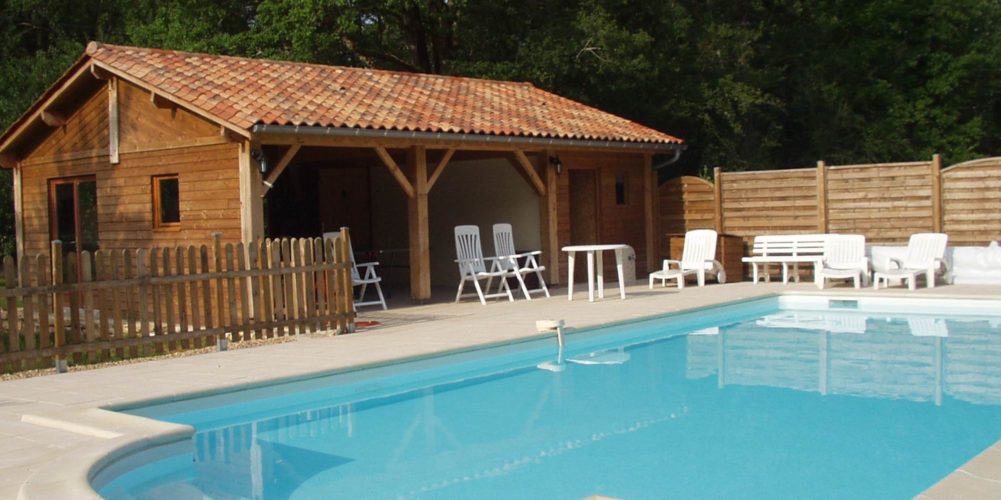 les Guézoux-la piscine du domaine
