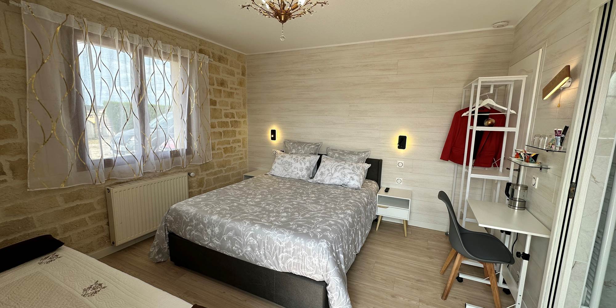 chambre-raphael-lit-queen-size_canapé-2-places_spacieuse_calme_lumineuse_mas-des-anges_soussans-margaux-medoc-bordeaux-pauillac-moulis-vignoble-accessibilite
