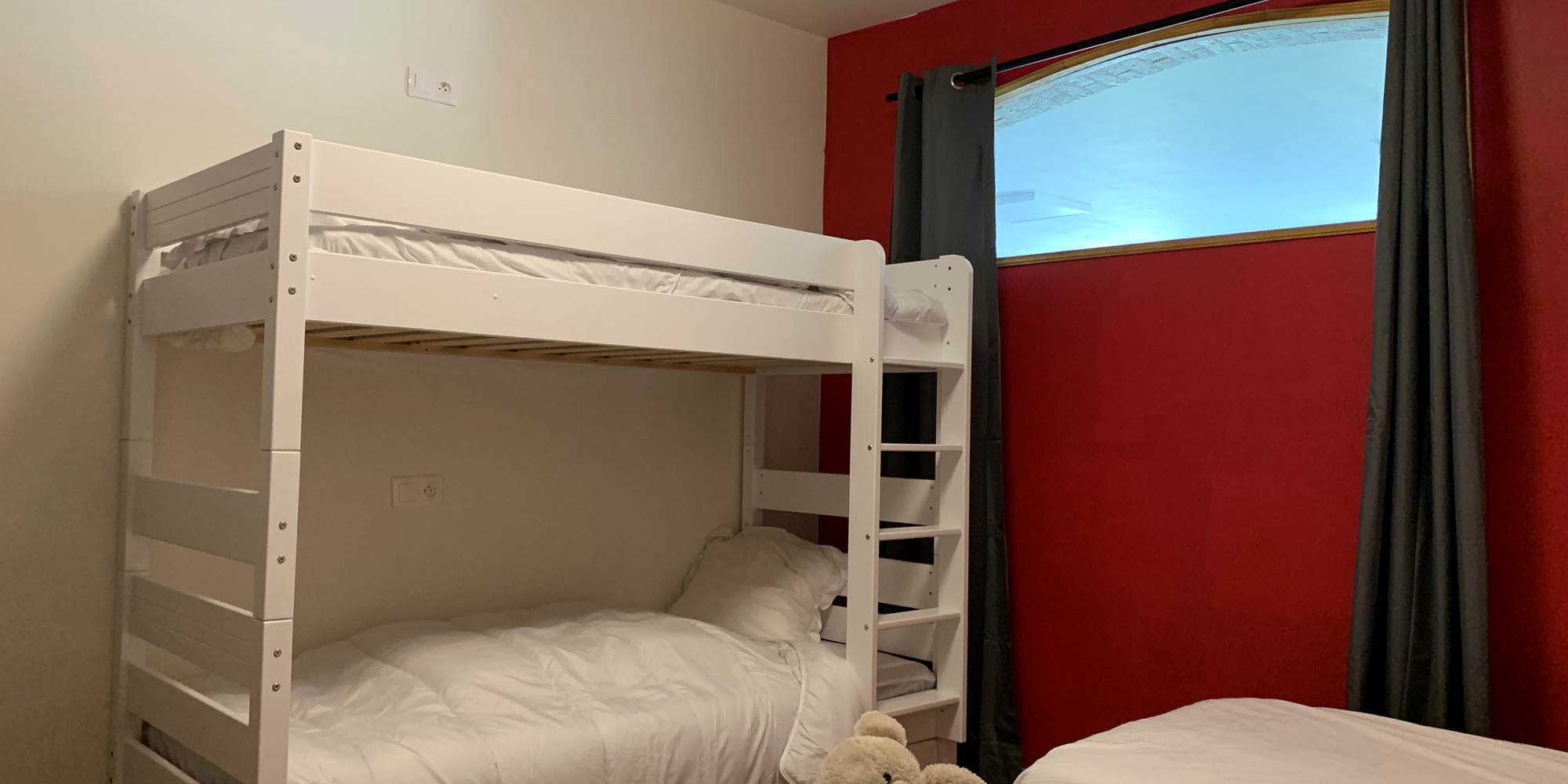 Parfaite pour un séjour en famille ou entre amis dans les Hauts-de-France : une chambre modulable et colorée au Moulin de la Planquette.