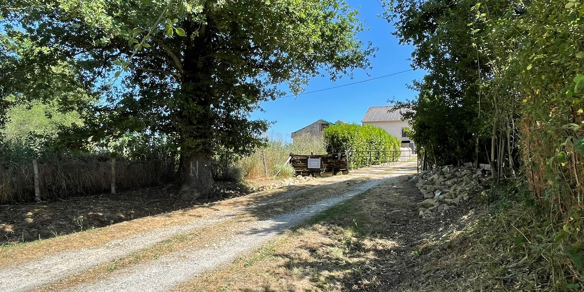 Photo de l'allée d'entrée - Chambres d'hôtes La Grange Richard à Dinsac