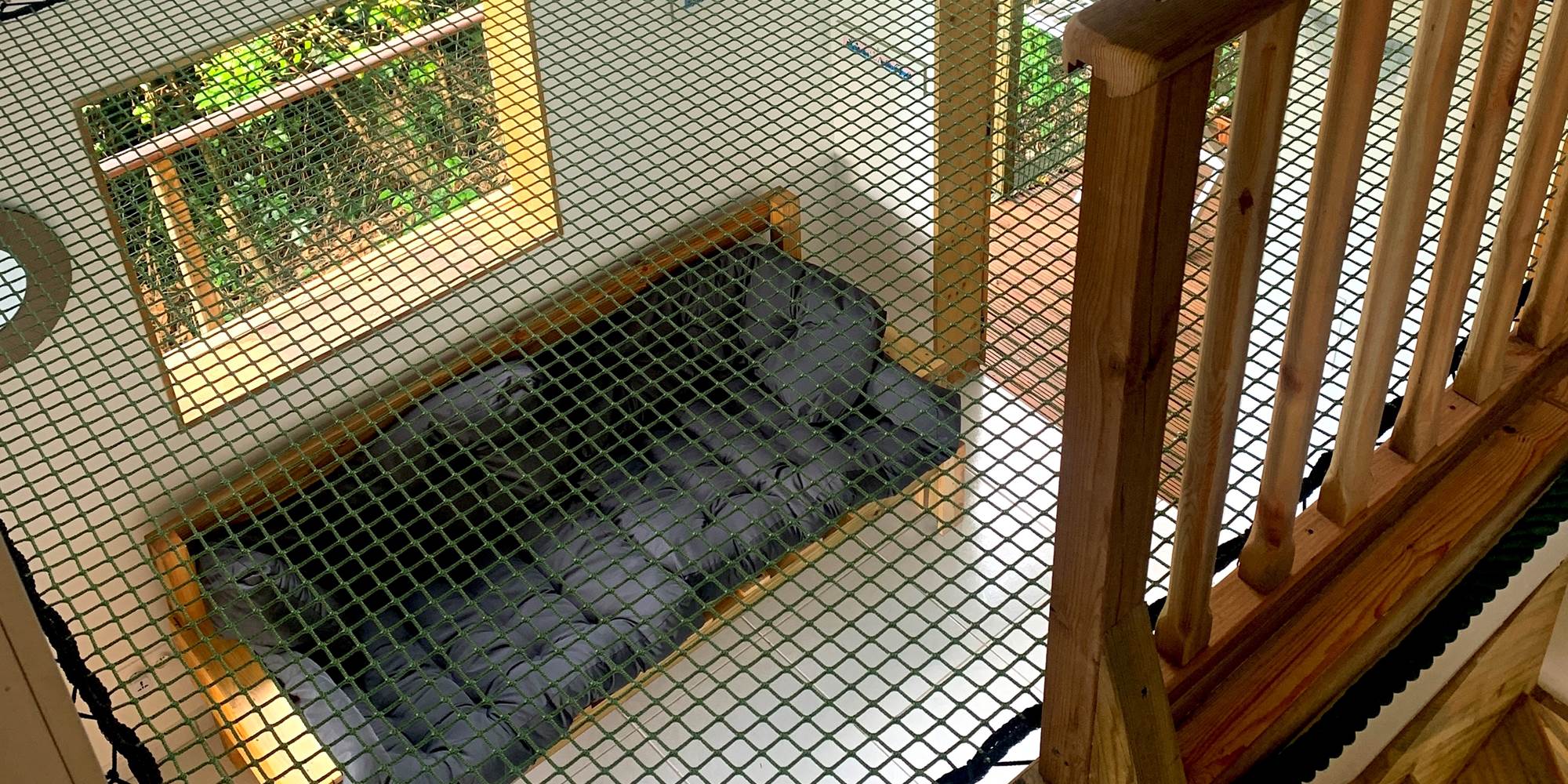 Vue du séjour depuis l'étage avec filet type catamaran