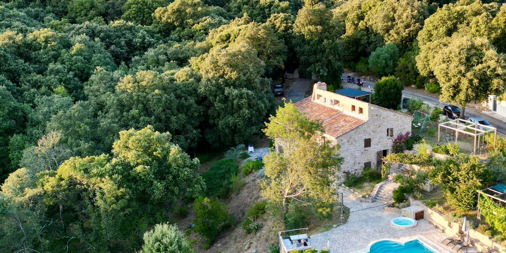 Domaine Cardu, chambres d'hôtes avec piscine entourées de nature sauvage en Corse.