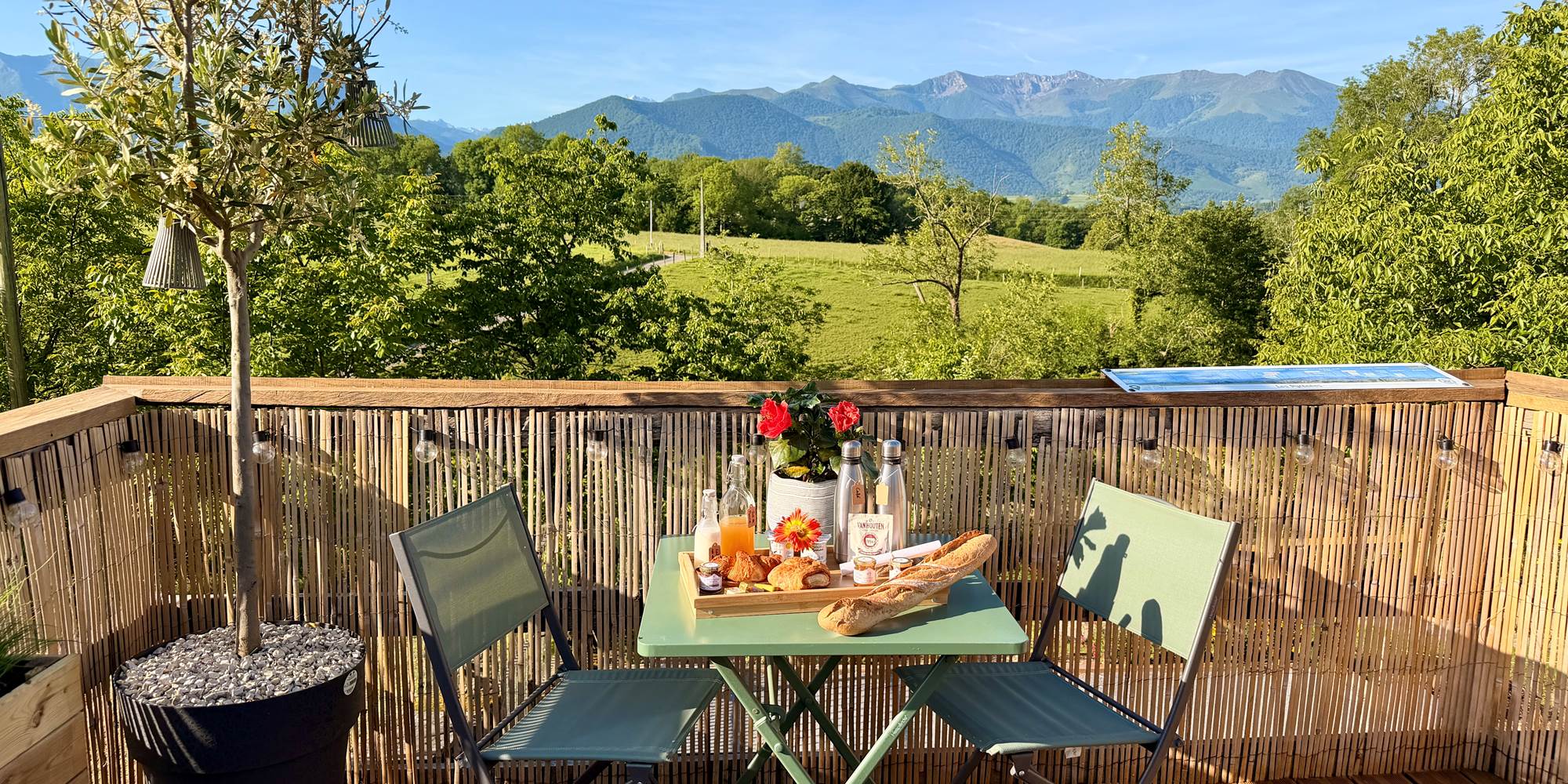 Petit-déjeuner sur la terrasse face aux montagnes
