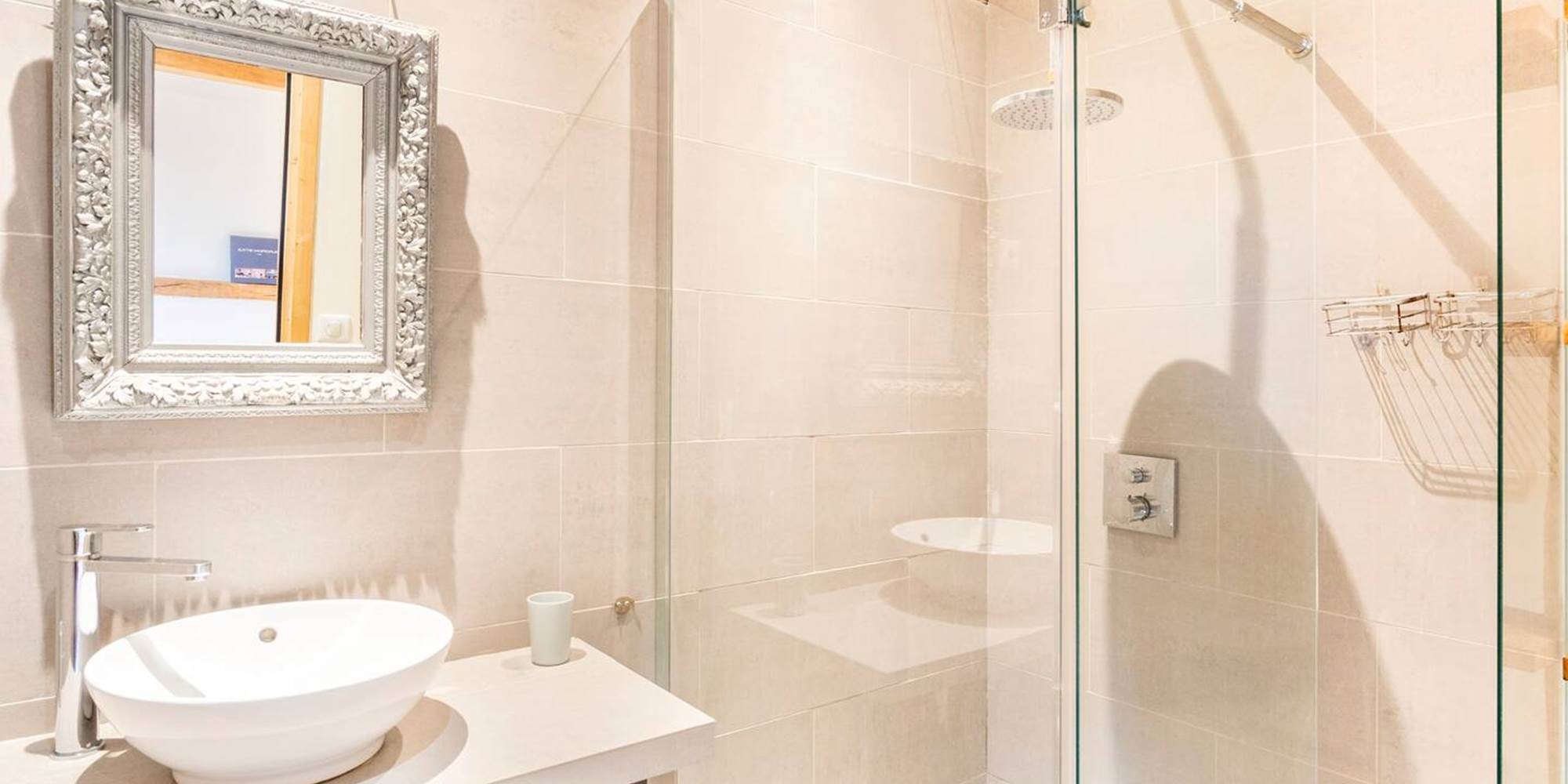 La grange Thiebault, la salle de bain du RDC