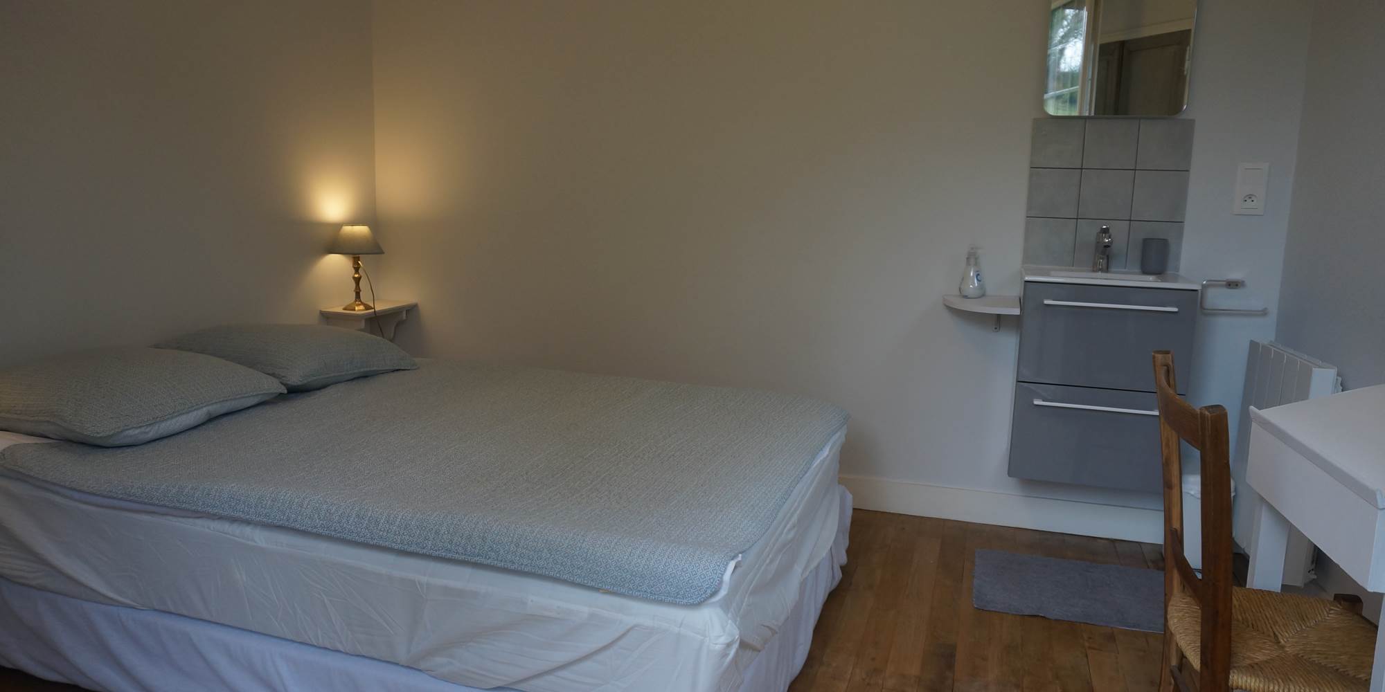 chambre lit double-lavabo