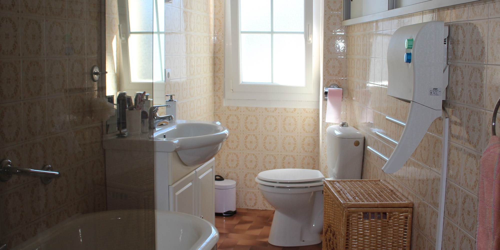 Gîte du moulin : la salle de bain avec baignoire.