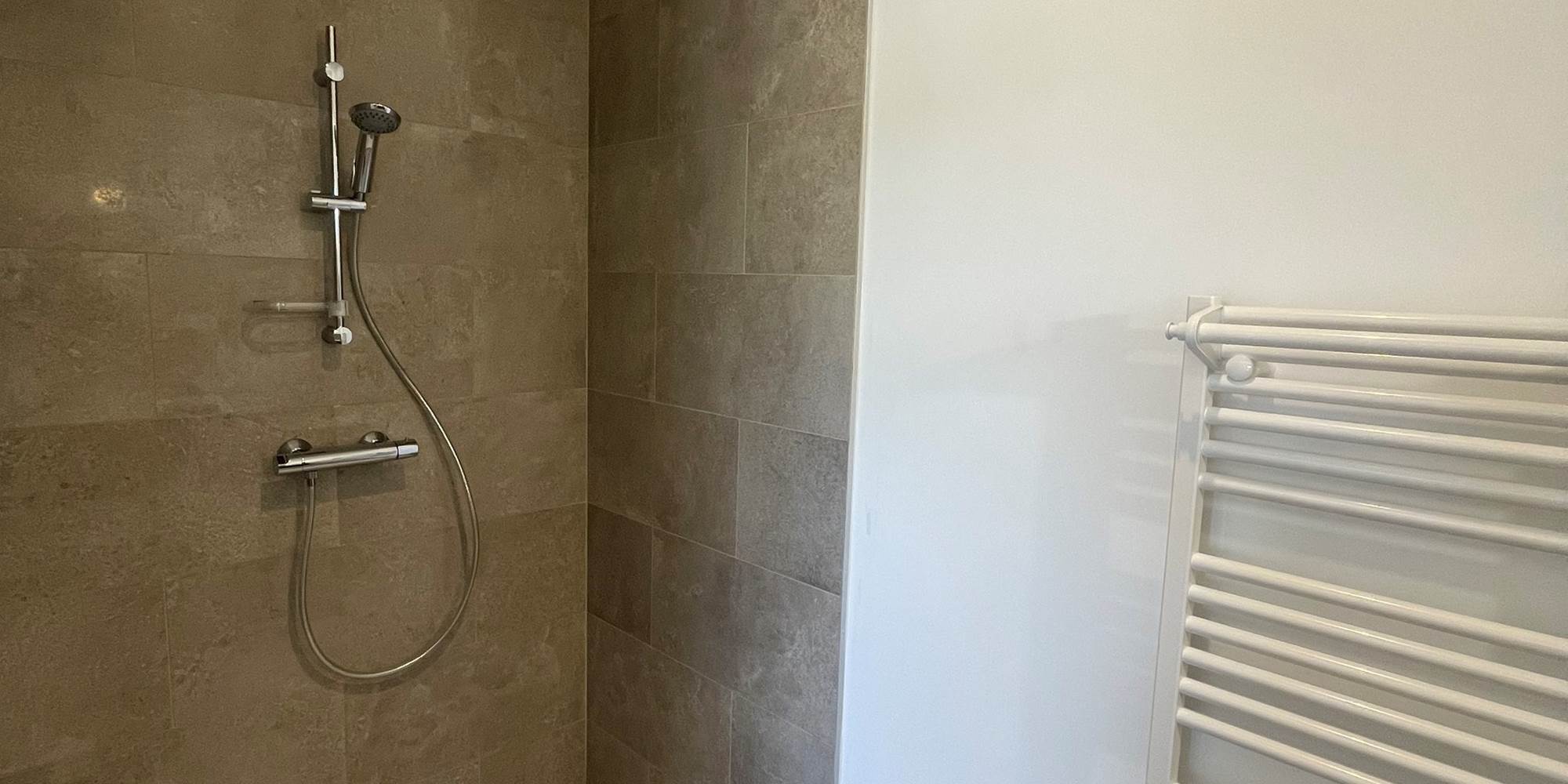 Salle de bain avec douche