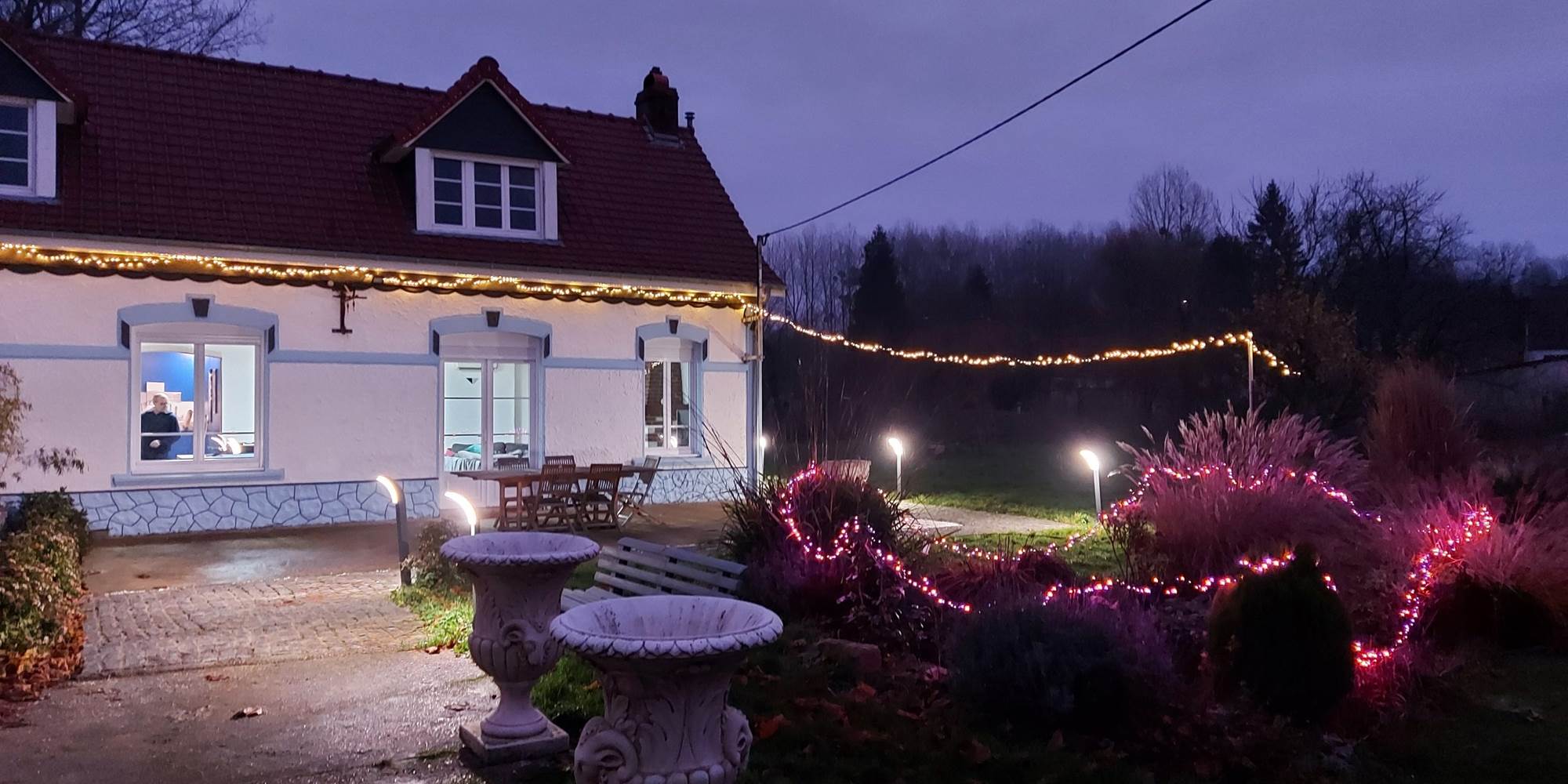 Le Moulin de la Planquette se pare de lumières pour les fêtes, un cadre féerique pour un séjour de fin d’année dans un gîte rural en Hauts-de-France.