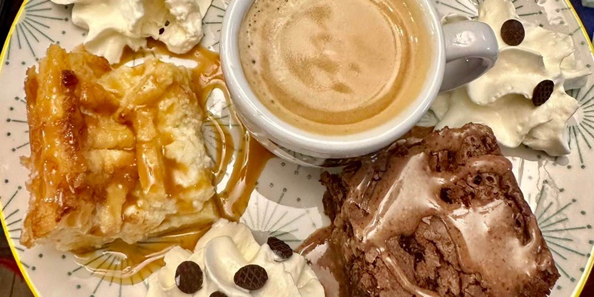 Notre Café gourmand : une Part de chacun de nos Desserts Maison du Jour, avec nos fameuses sauces Maison et un Café Expresso.