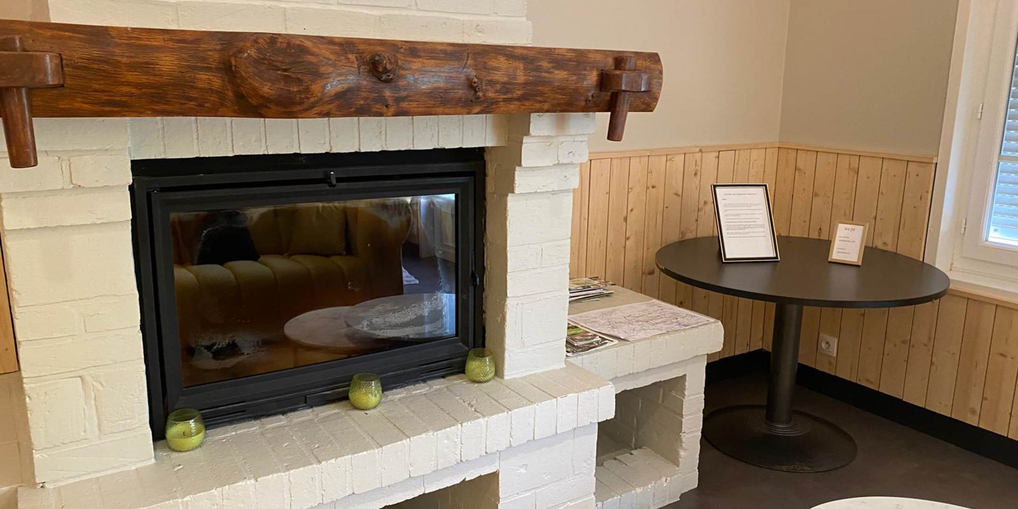 Ambiance cosy au coin du feu dans le Moulin de la Planquette, un hébergement de charme au cœur du Pays des 7 Vallées.