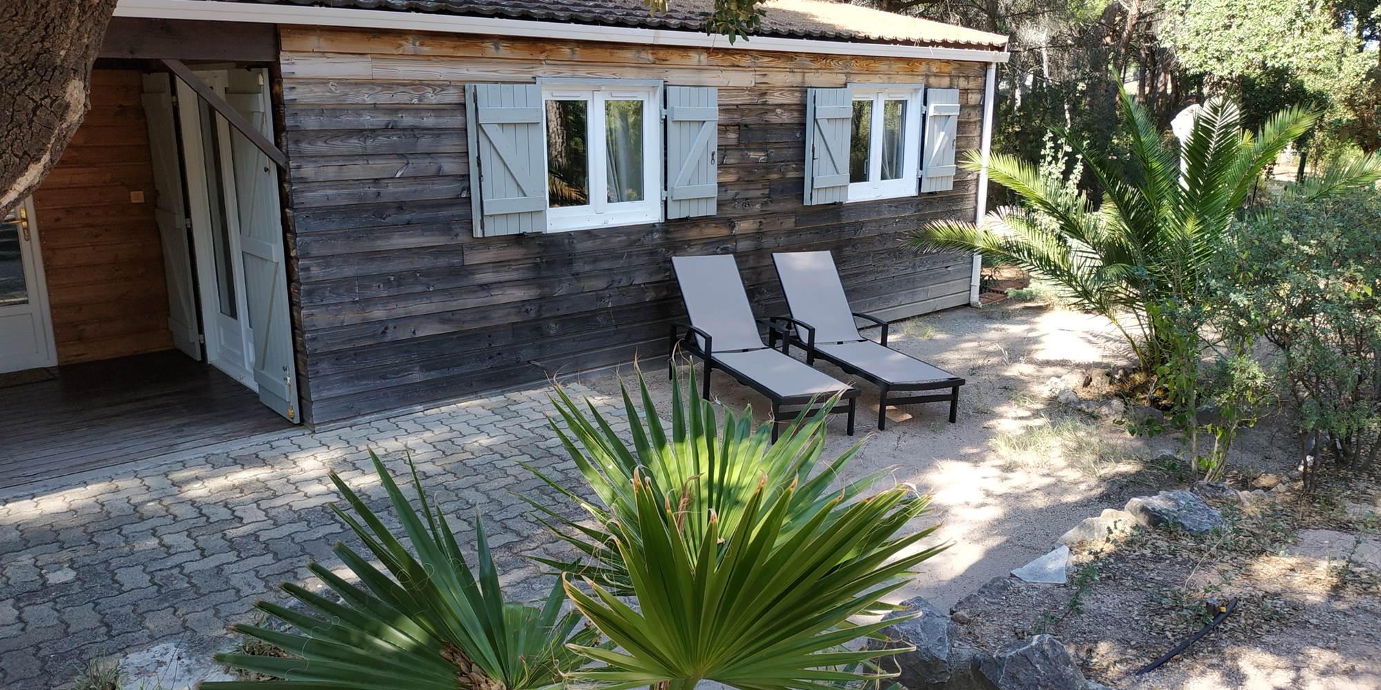 Cottage facade transats