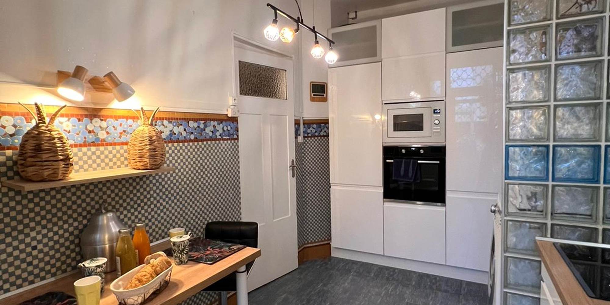 mange debout frigo congelateur four traditionnel et micro ondes