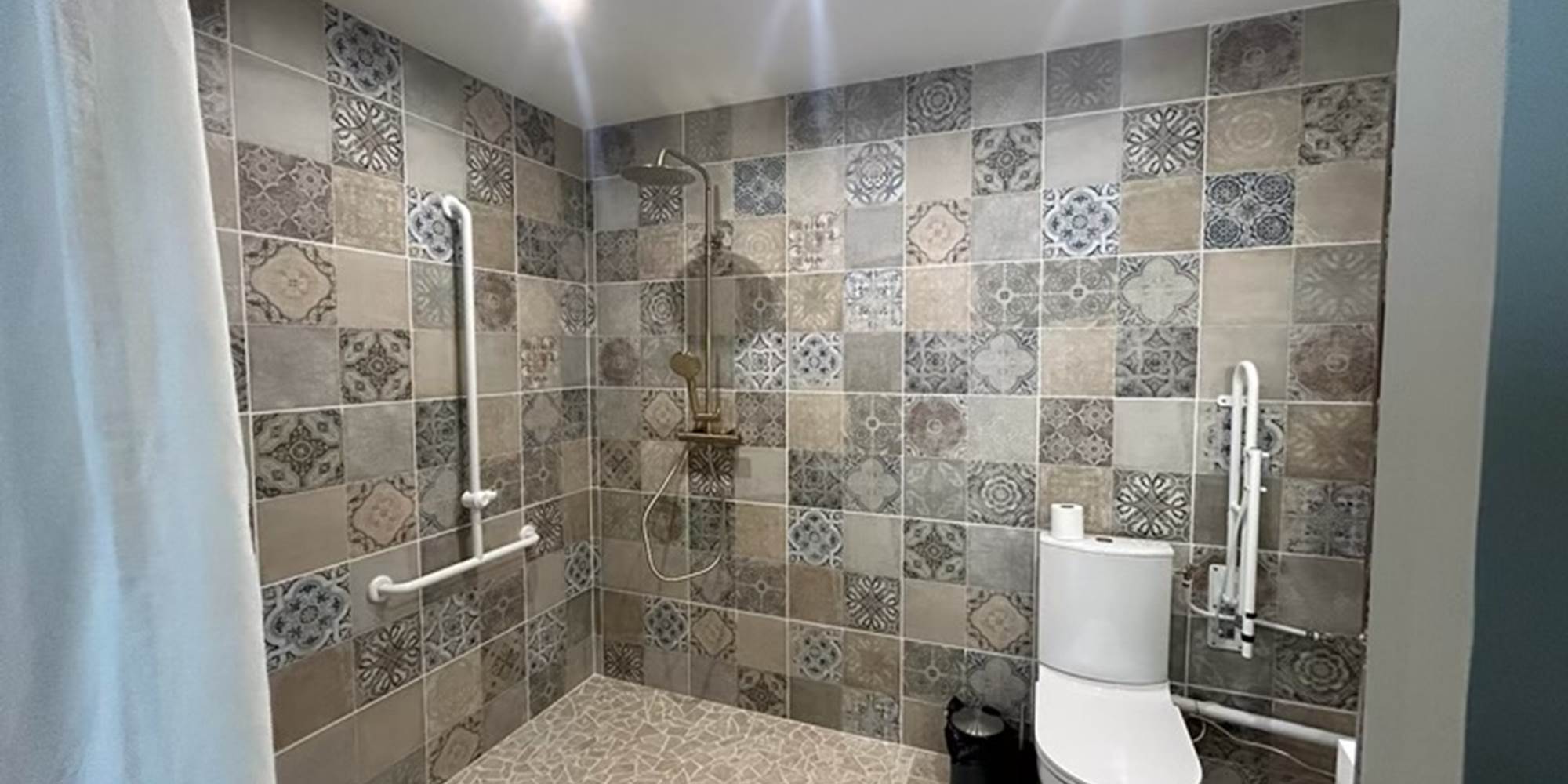 SALLE DE BAIN PRIVATIVE CHAMBRE 2 - REZ DE CHAUSSÉE