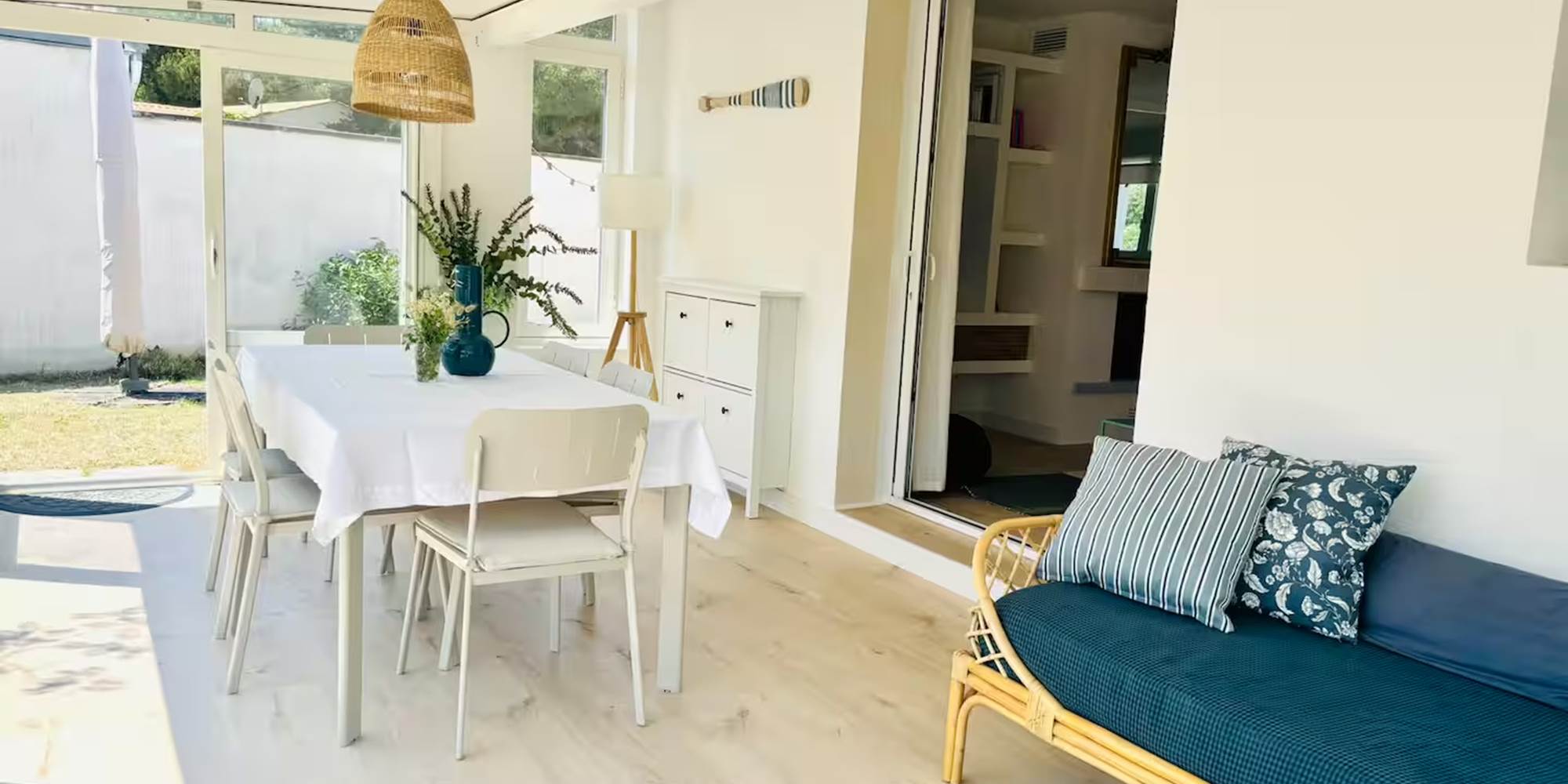 Maison Tantôt - véranda, canapé, table à manger