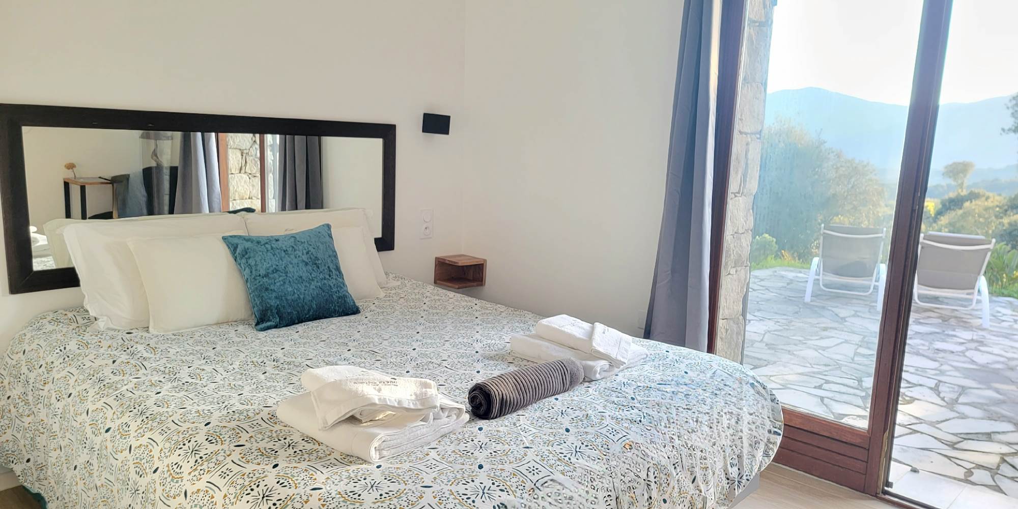 Chambre d'hôtes spacieuse avec accès direct sur une terrasse privative en Corse du Sud.