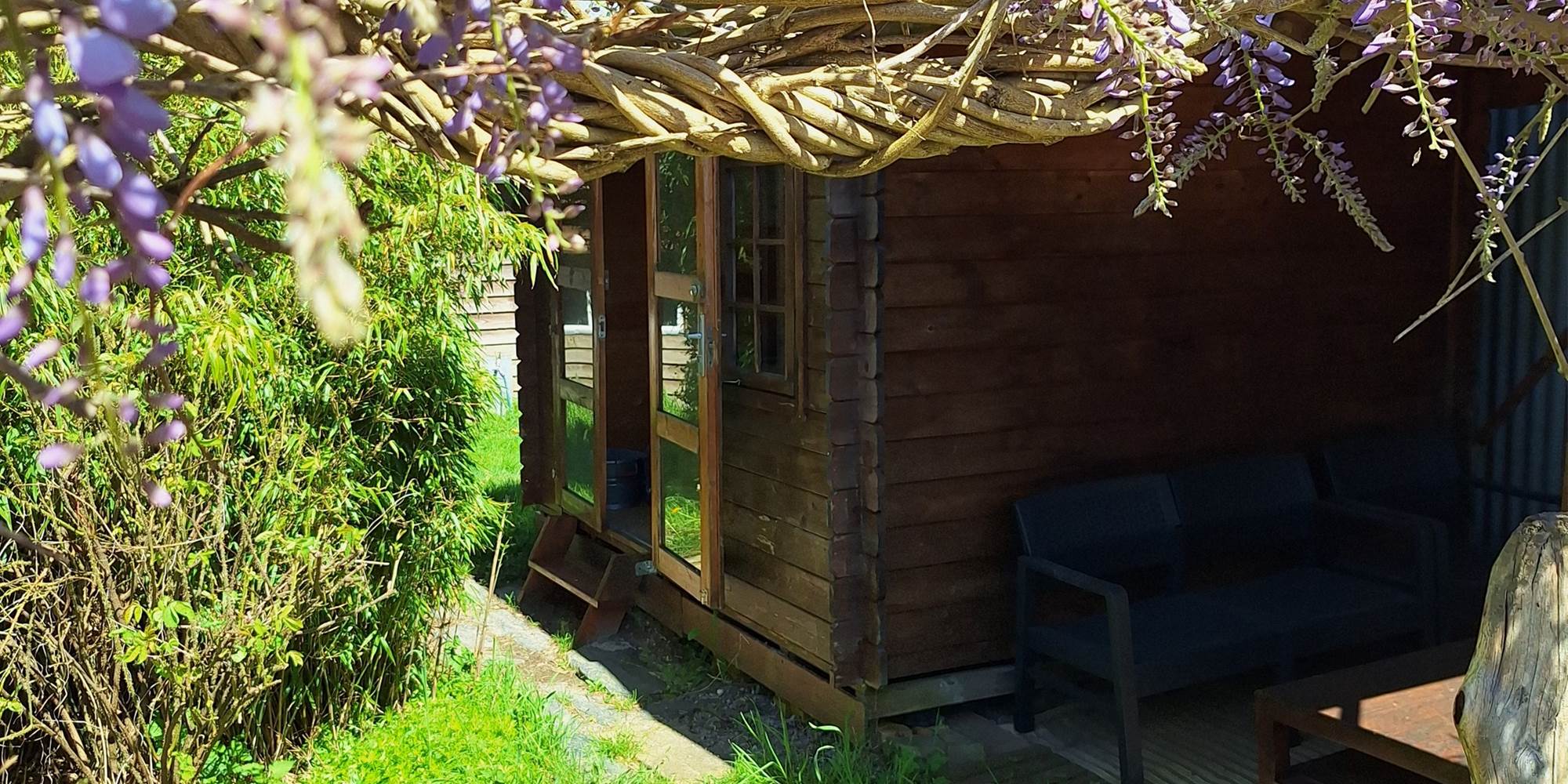 chalet-bois-sous-glycine-hebergement-nature-masserac.jpg