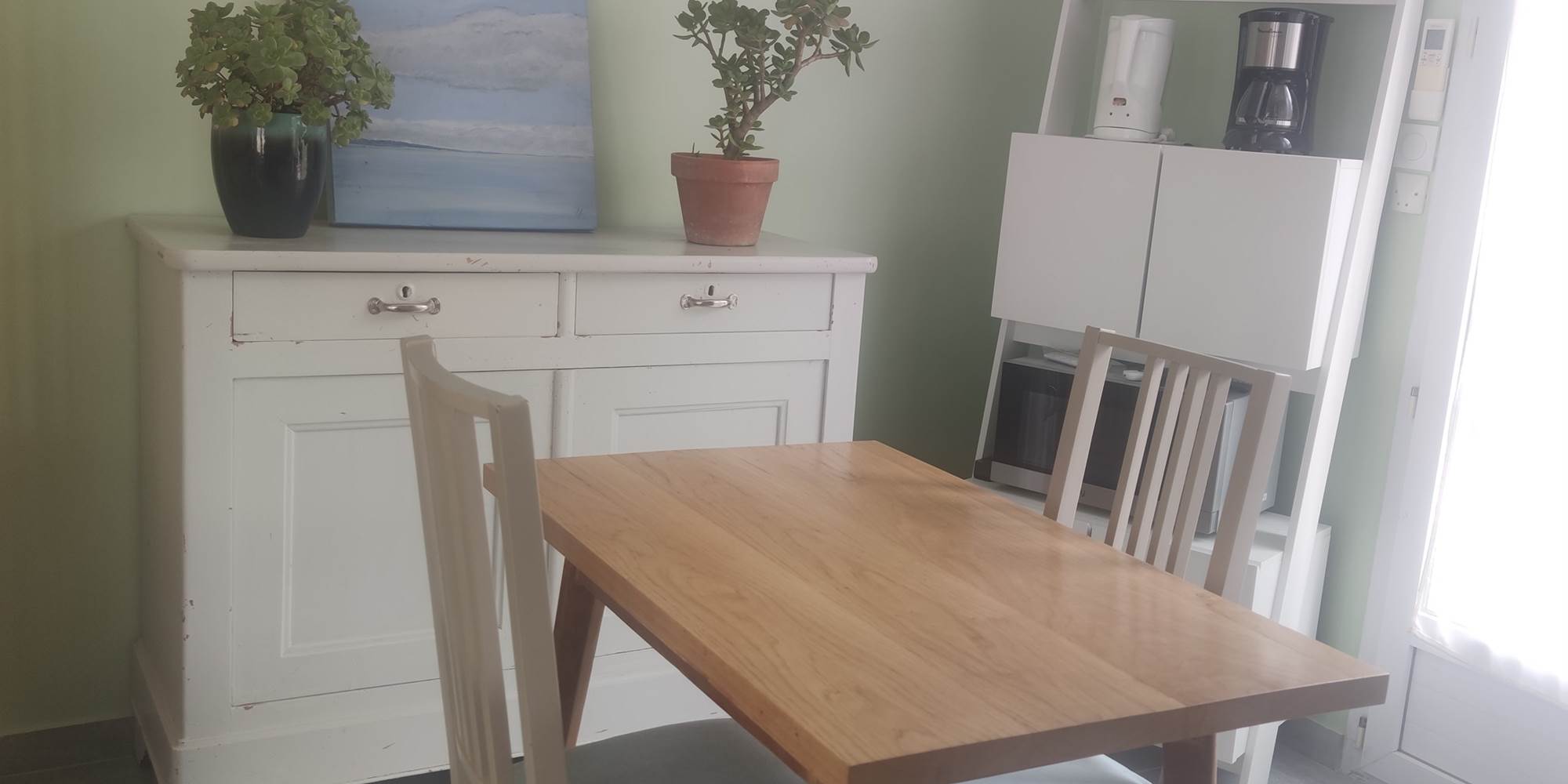Table avec vue sur la terrasse Une transition naturelle entre l’intérieur et l’extérieur pour savourer chaque instant dans un cadre serein.