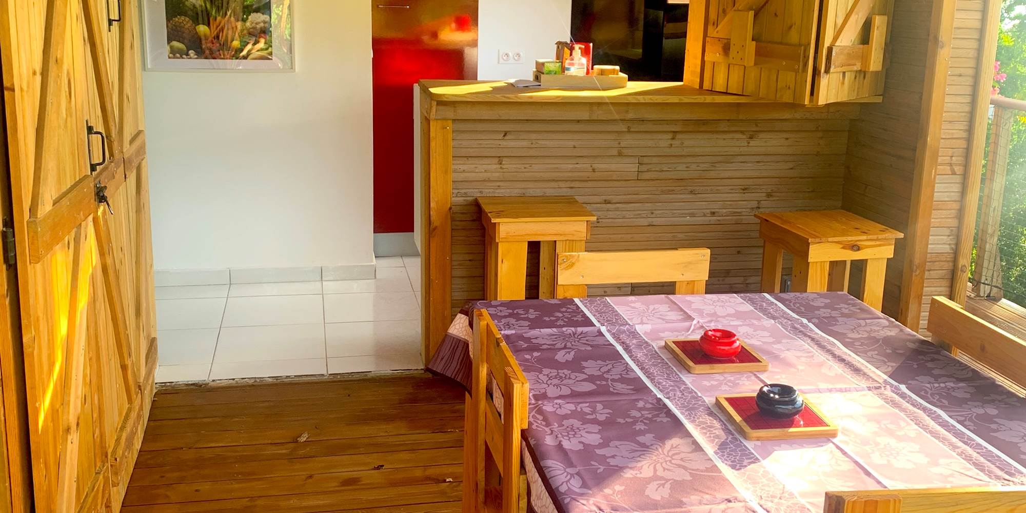 Coin repas sur la terrasse avec cuisine attenante