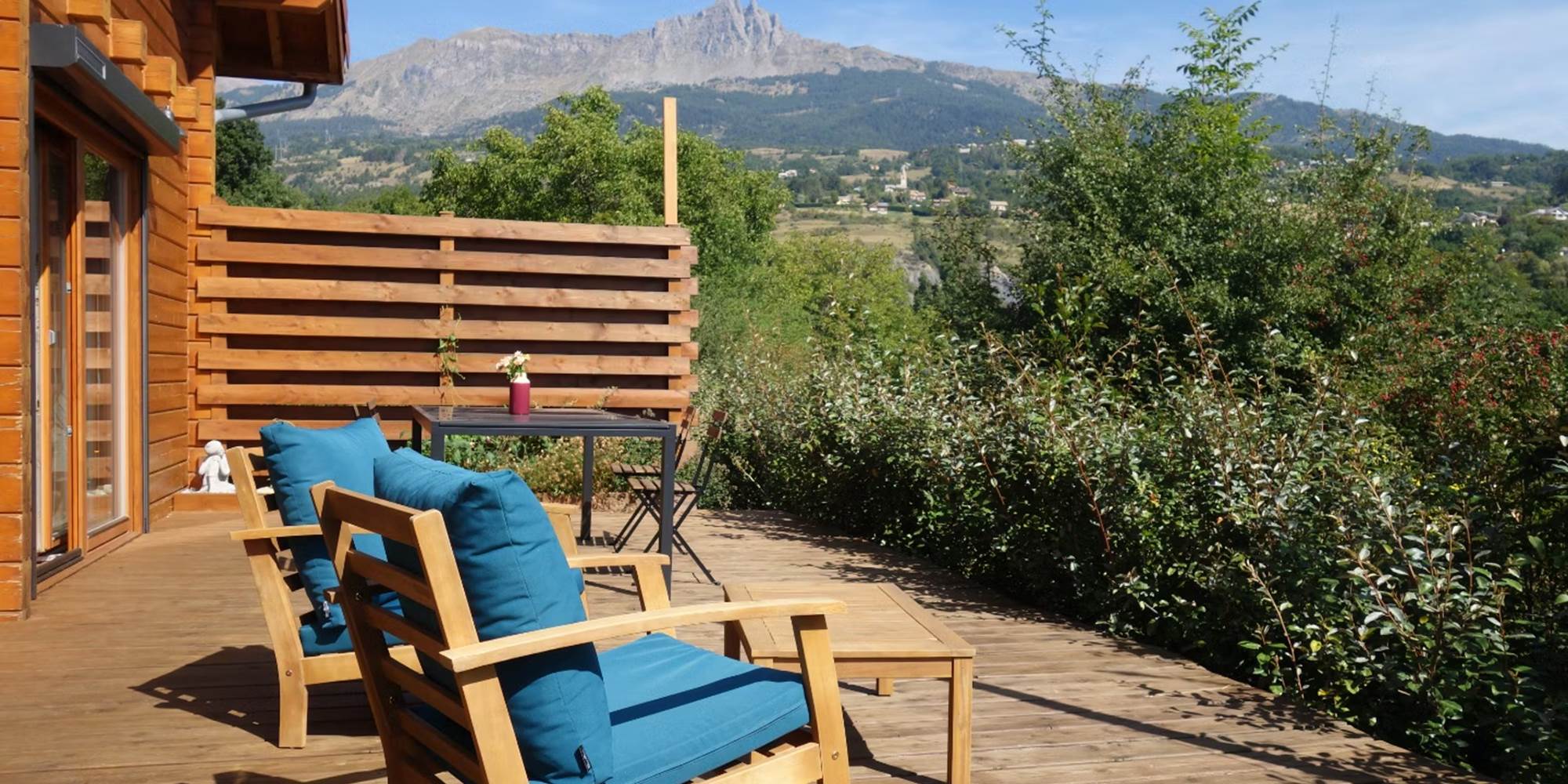 Terrasse avec vue sur les montagnes