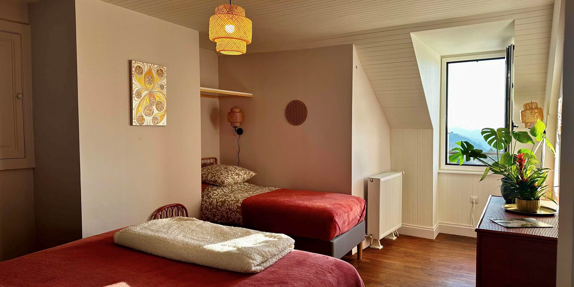 Chambre familiale Lit King-size 180x200 cm et Lit 90x200 cm. Vue sur les Montagnes et la Vallée des Cascades plein Ouest.