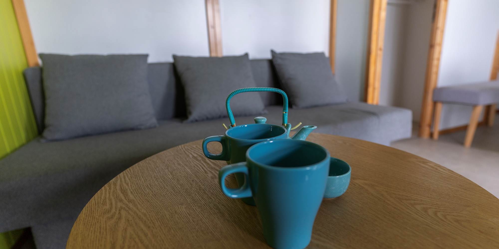 Salon avec vue sur le jardin