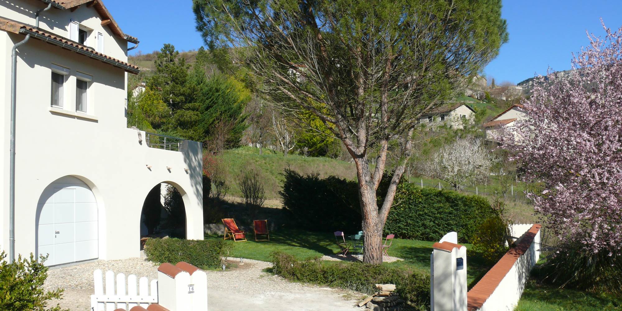 A proximit du village de Compeyre, à la campagne, au bon air...