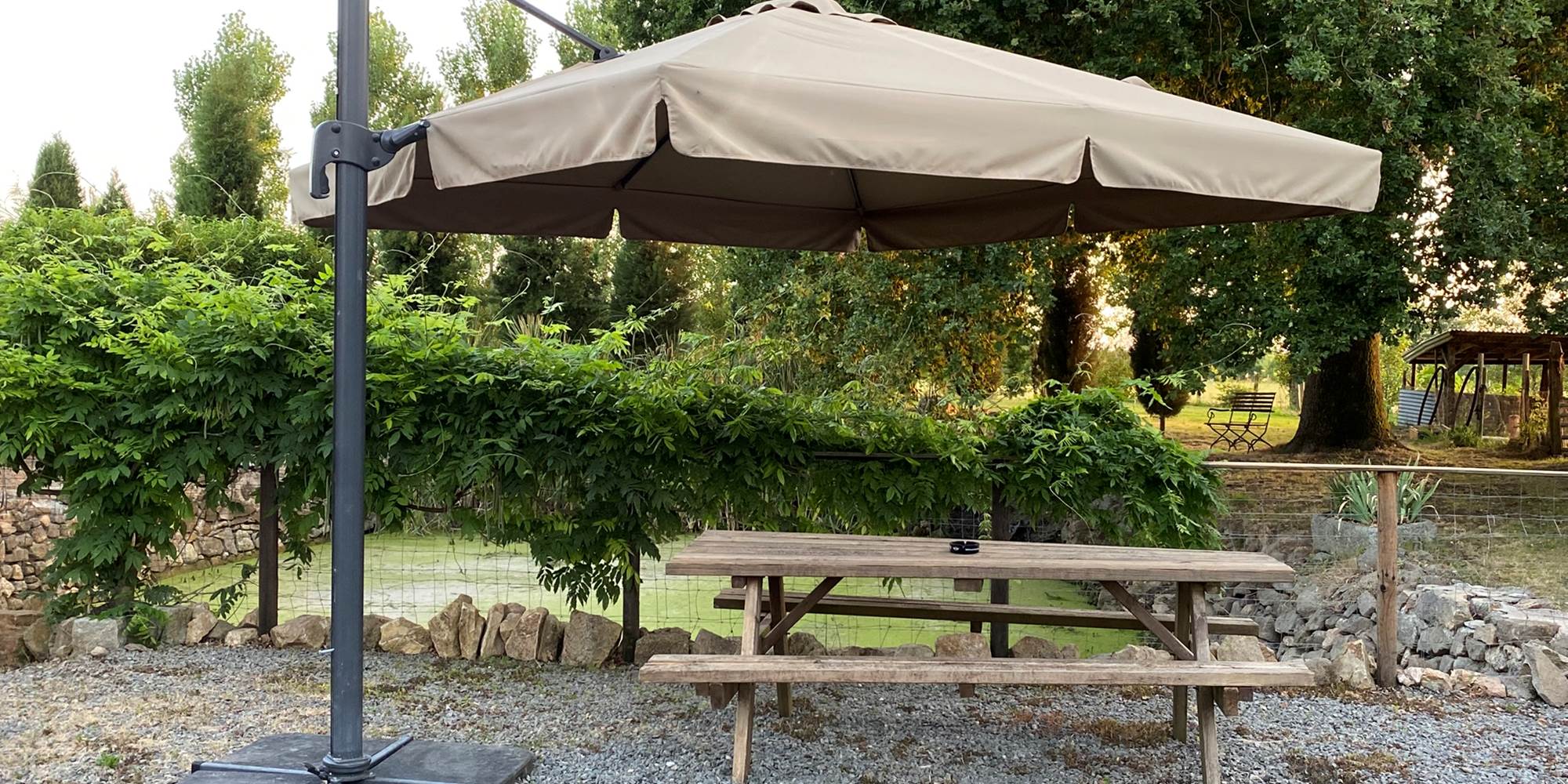 Photo d'un coin ombragé dans la cour - Chambres d'hôtes La Grange Richard à Dinsac